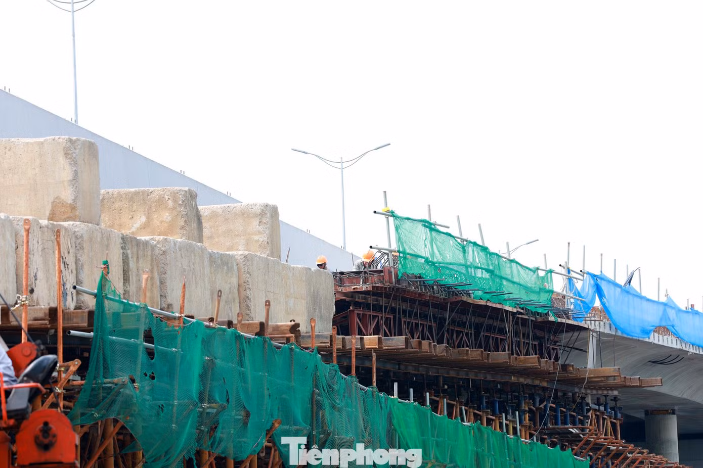 Việc cấm các phương tiện trong 3 ngày để phục vụ đổ bê tông đường dẫn kết nối với mặt cầu; tránh rung lắc, ảnh hưởng đến kết cấu, bám dính của các hạng mục đang thi công. Việc cấm các phương tiện trong 3 ngày để phục vụ đổ bê tông đường dẫn kết nối với mặt cầu; tránh rung lắc, ảnh hưởng đến kết cấu, bám dính của các hạng mục đang thi công.