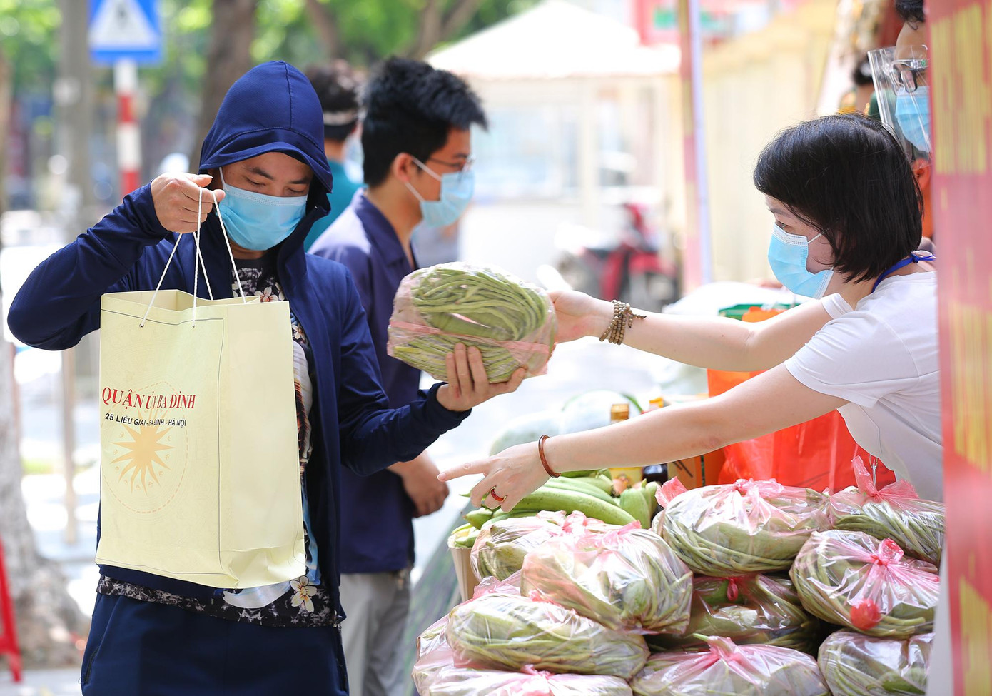 Tuy giá trị vật chất không lớn nhưng “Gian hàng 0 đồng” đã thể hiện trách nhiệm của đơn vị đối với nhân dân, cùng với nhân dân, cấp ủy, chính quyền thành phố đồng sức, đồng lòng vượt qua đại dịch COVID-19”, Đại tá Doãn Kim Tuyến nói.