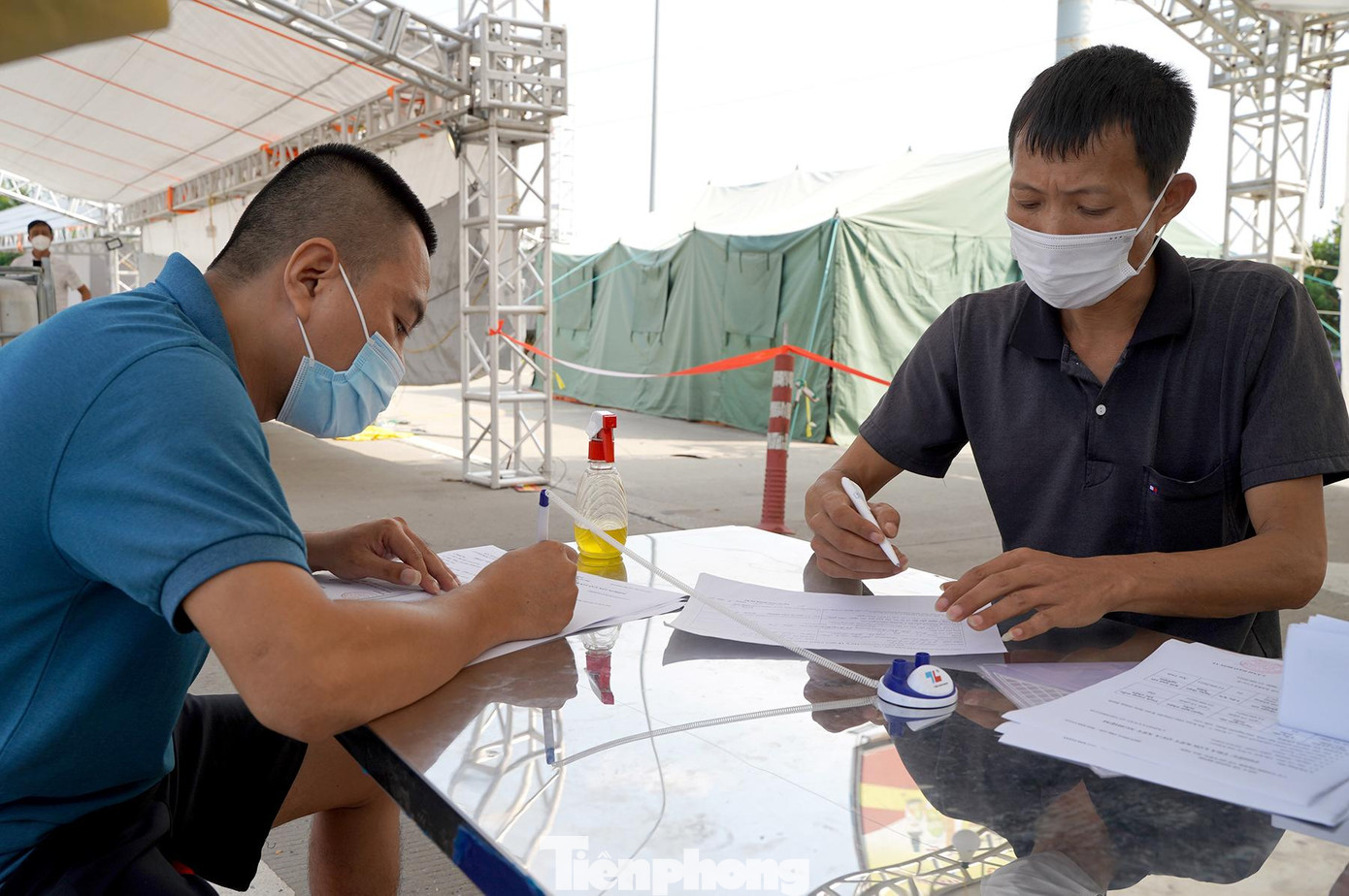 Người dân khai báo y tế tại các chốt kiểm soát. Người dân khai báo y tế tại các chốt kiểm soát.