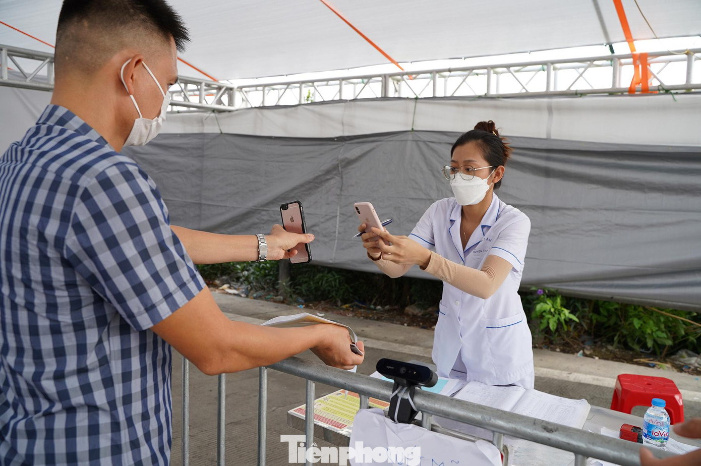 Các cán bộ y tế quét mã khai báo của người dân khi lưu thông qua chốt. Các cán bộ y tế quét mã khai báo của người dân khi lưu thông qua chốt.