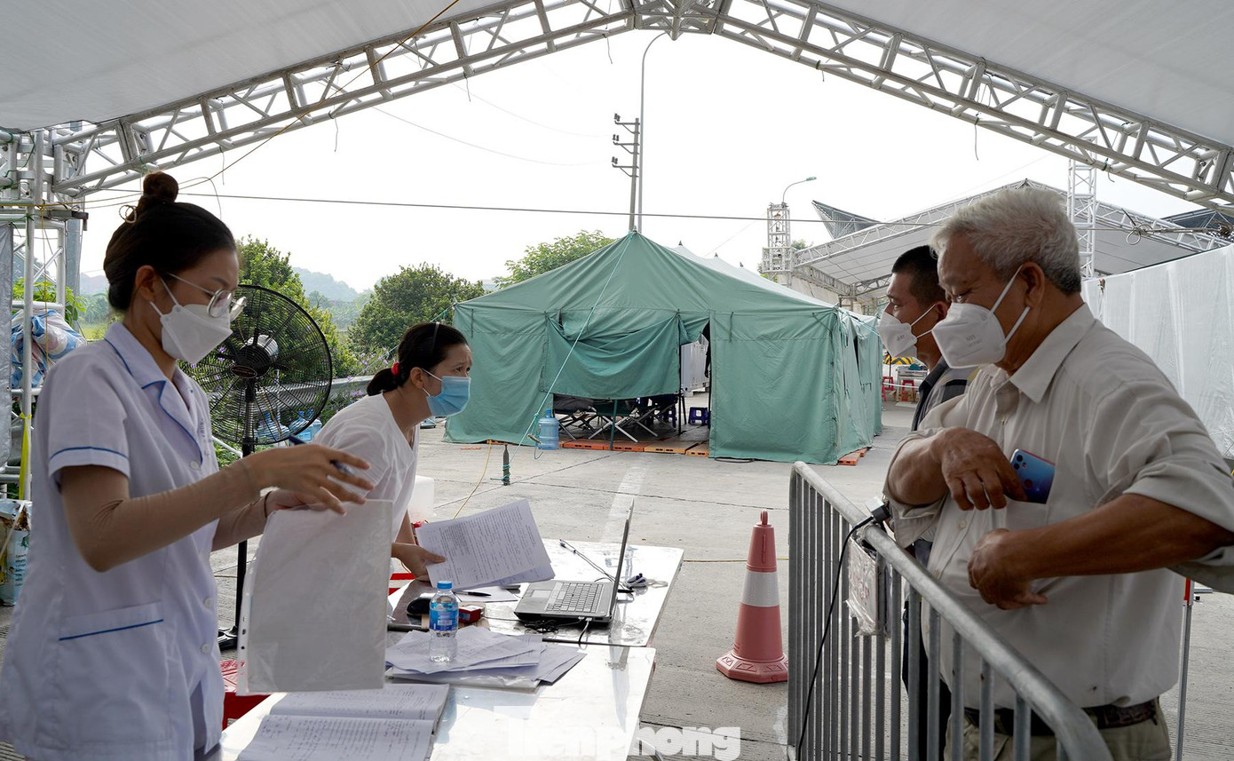 Lực lượng chức năng căng mình làm việc trong ngày đầu tiên Hà Nội nới lỏng giãn cách xã hội. Lực lượng chức năng căng mình làm việc trong ngày đầu tiên Hà Nội nới lỏng giãn cách xã hội.