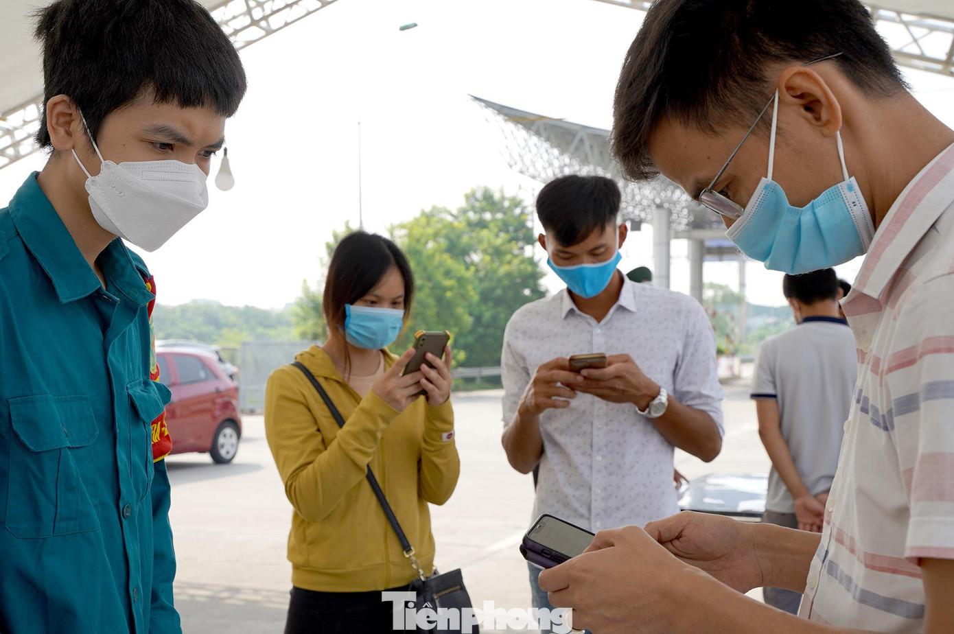 Người dân được yêu cầu kê khai rõ điểm đến, quét mã QR Code tại các chốt kiểm dịch. Người dân được yêu cầu kê khai rõ điểm đến, quét mã QR Code tại các chốt kiểm dịch.