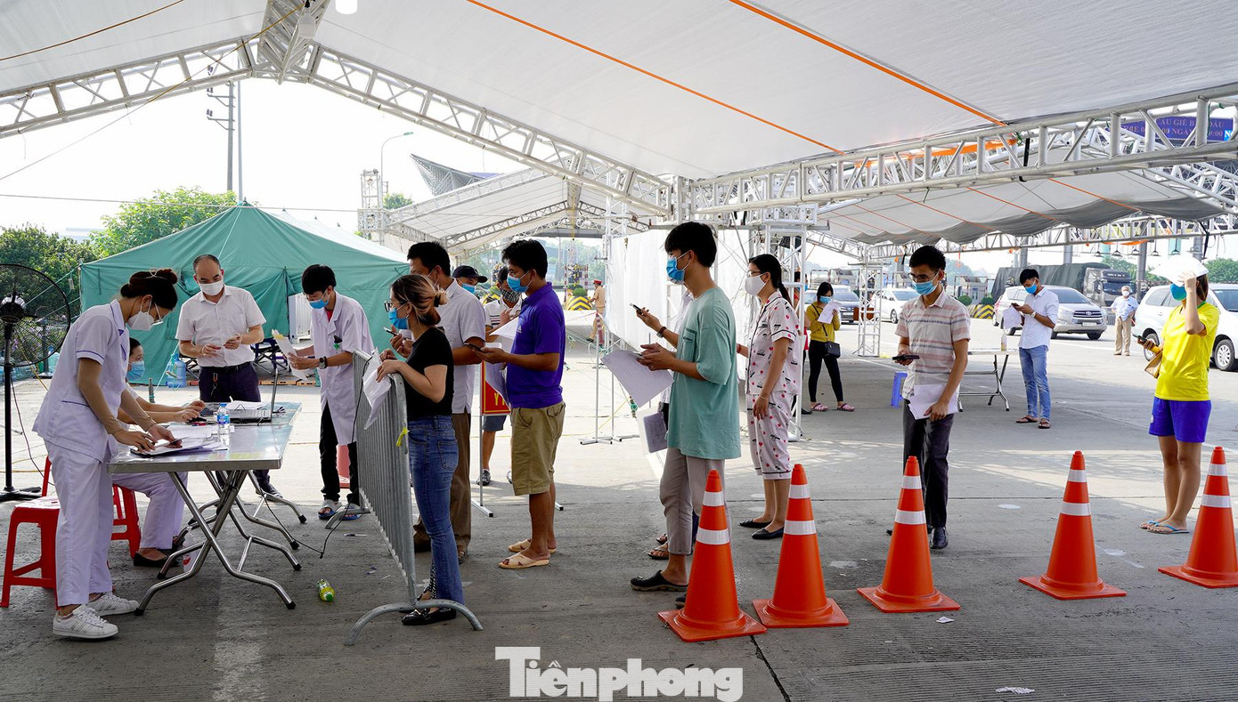 Tuy nhiên, theo Phó Bí thư Thành ủy Hà Nội Nguyễn Văn Phong, thành phố vẫn sẽ duy trì 22 chốt ở cửa ngõ (trước đây có 23 chốt) để ngăn chặn nguy cơ dịch bệnh từ bên ngoài xâm nhập. Tuy nhiên, theo Phó Bí thư Thành ủy Hà Nội Nguyễn Văn Phong, thành phố vẫn sẽ duy trì 22 chốt ở cửa ngõ (trước đây có 23 chốt) để ngăn chặn nguy cơ dịch bệnh từ bên ngoài xâm nhập.