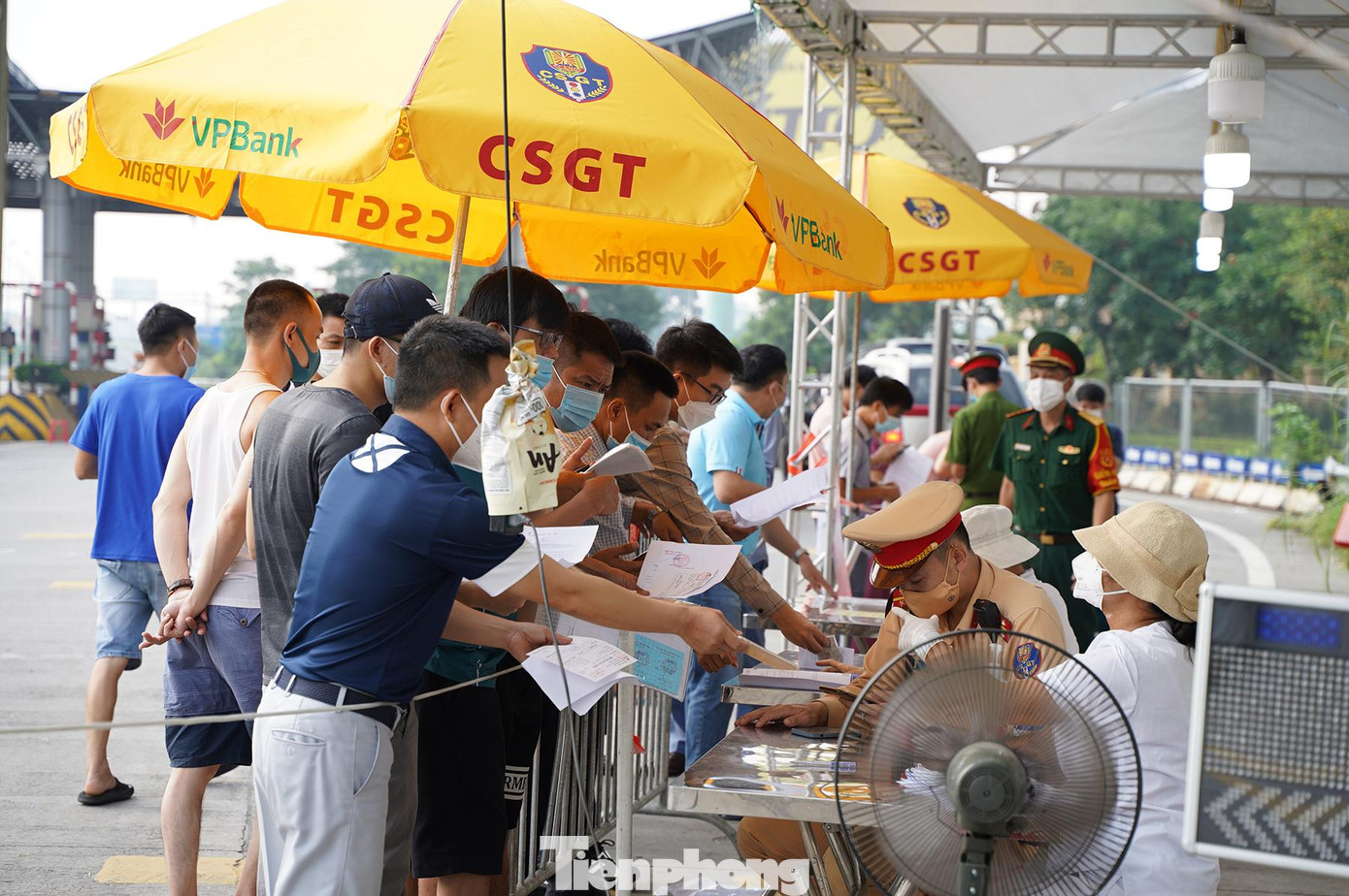Ghi nhận của phóng viên Báo Tiền Phong, vào hôm nay, người dân tập trung khá đông tại cửa ngõ Thủ đô để làm thủ tục. Ghi nhận của phóng viên Báo Tiền Phong, vào hôm nay, người dân tập trung khá đông tại cửa ngõ Thủ đô để làm thủ tục.