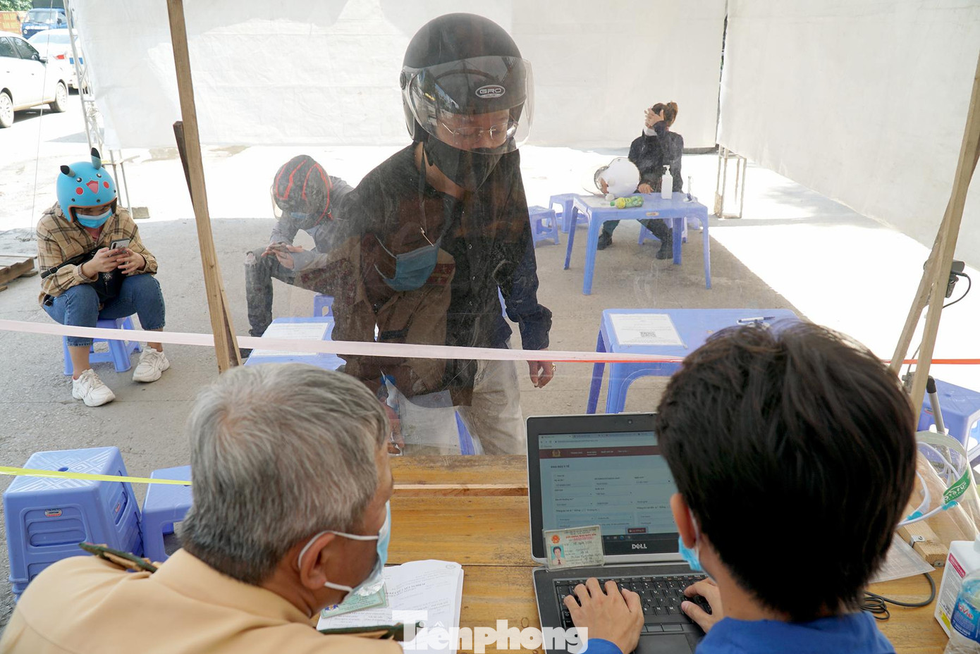 Tại chốt kiểm soát dịch trên quốc lộ 6, đoạn giáp ranh giữa TP Hà Nội và tỉnh Hòa Bình, lực lượng chức năng vẫn kiểm soát chặt người ra vào địa bàn Thủ đô. Người dân di chuyển bằng phương tiện xe máy cũng được yêu cầu khai báo y tế quét mã QR. Tại chốt kiểm soát dịch trên quốc lộ 6, đoạn giáp ranh giữa TP Hà Nội và tỉnh Hòa Bình, lực lượng chức năng vẫn kiểm soát chặt người ra vào địa bàn Thủ đô. Người dân di chuyển bằng phương tiện xe máy cũng được yêu cầu khai báo y tế quét mã QR.