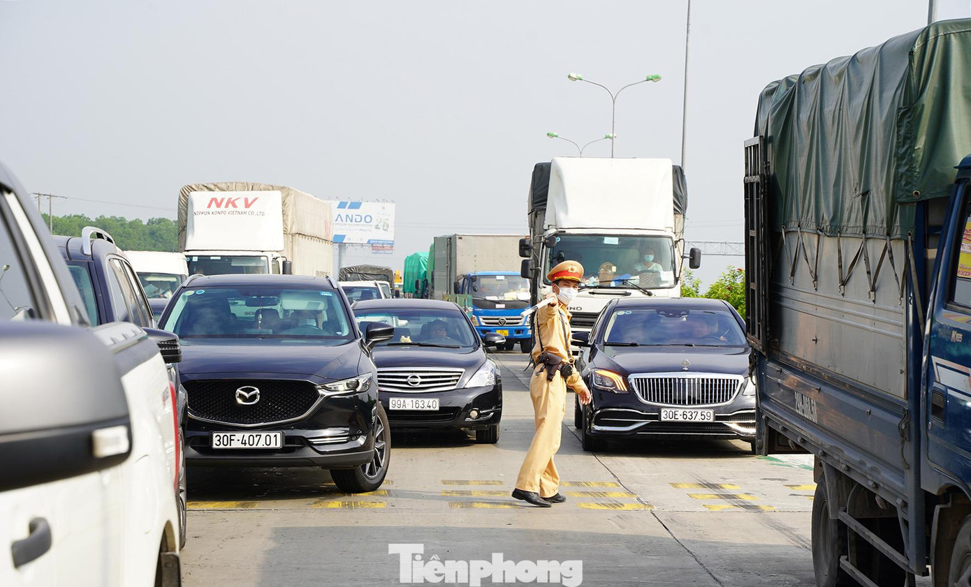 Từ 6h ngày 21/9, UBND TP Hà Nội nới lỏng giãn cách xã hội, mở cửa trở lại nhiều hoạt động kinh doanh dịch vụ. Hà Nội áp dụng Chỉ thị 15 trên toàn thành phố, bỏ thủ tục giấy đi đường, giữ lại 22 chốt kiểm soát dịch tại các cửa ngõ Thủ đô. Từ 6h ngày 21/9, UBND TP Hà Nội nới lỏng giãn cách xã hội, mở cửa trở lại nhiều hoạt động kinh doanh dịch vụ. Hà Nội áp dụng Chỉ thị 15 trên toàn thành phố, bỏ thủ tục giấy đi đường, giữ lại 22 chốt kiểm soát dịch tại các cửa ngõ Thủ đô.