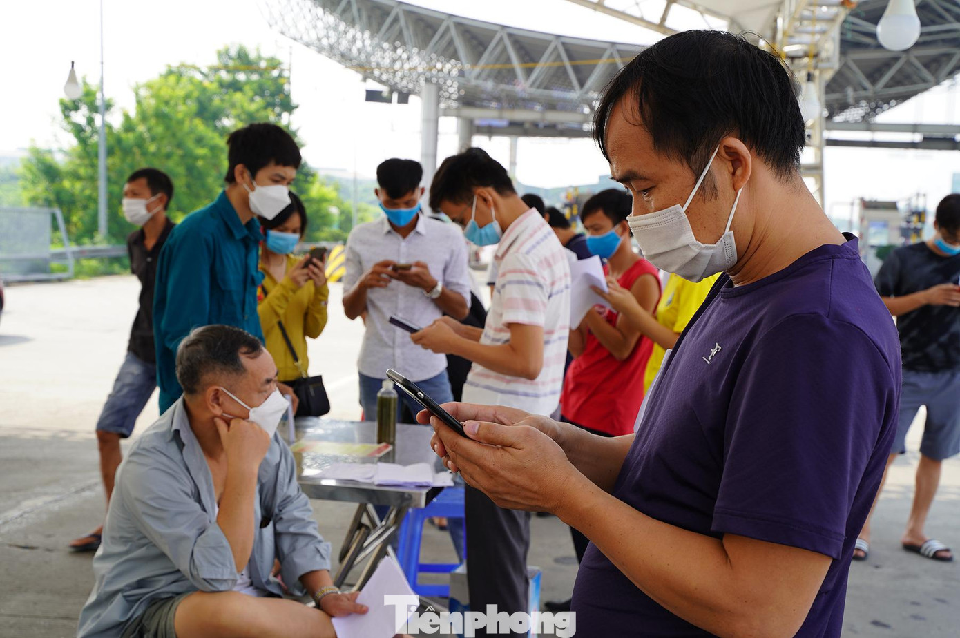 Tại chốt kiểm soát dịch trên cao tốc Pháp Vân - Cầu Giẽ, hàng dài phương tiện ôtô nối đuôi nhau theo hướng đi các tỉnh thành tại cửa ngõ phía Nam, các lái xe chờ vào làm thủ tục lưu thông qua chốt. Tại chốt kiểm soát dịch trên cao tốc Pháp Vân - Cầu Giẽ, hàng dài phương tiện ôtô nối đuôi nhau theo hướng đi các tỉnh thành tại cửa ngõ phía Nam, các lái xe chờ vào làm thủ tục lưu thông qua chốt.