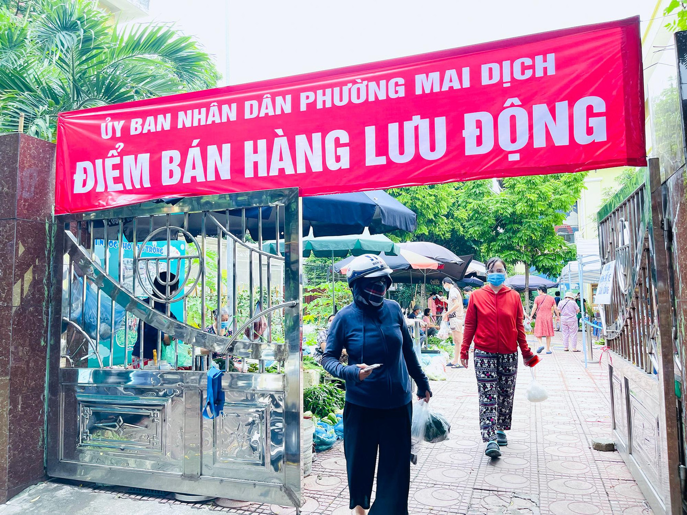 Tại phường Mai Dịch (quận Cầu Giấy), mô hình chợ lưu động đã được triển khai sau khi chợ Đồng Xa, chợ dân sinh lớn nhất tại phường, bị đóng cửa do ảnh hưởng của dịch.