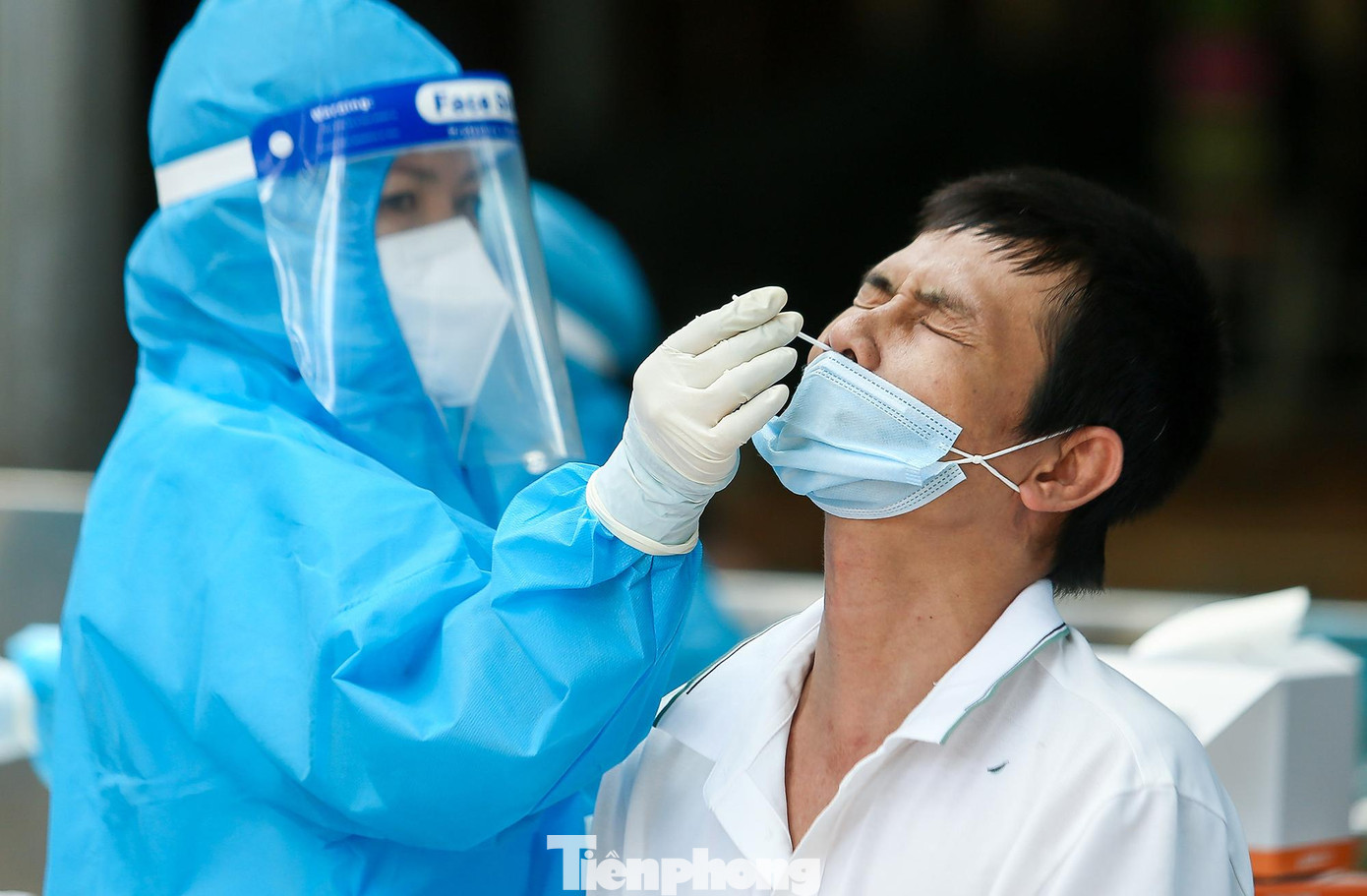 Đây là một trong những điểm tiêm của Hà Nội áp dụng mô hình "2 trong 1" vừa lấy mẫu xét nghiệm nhanh COVID-19 vừa tiêm vắc-xin cho người dân.