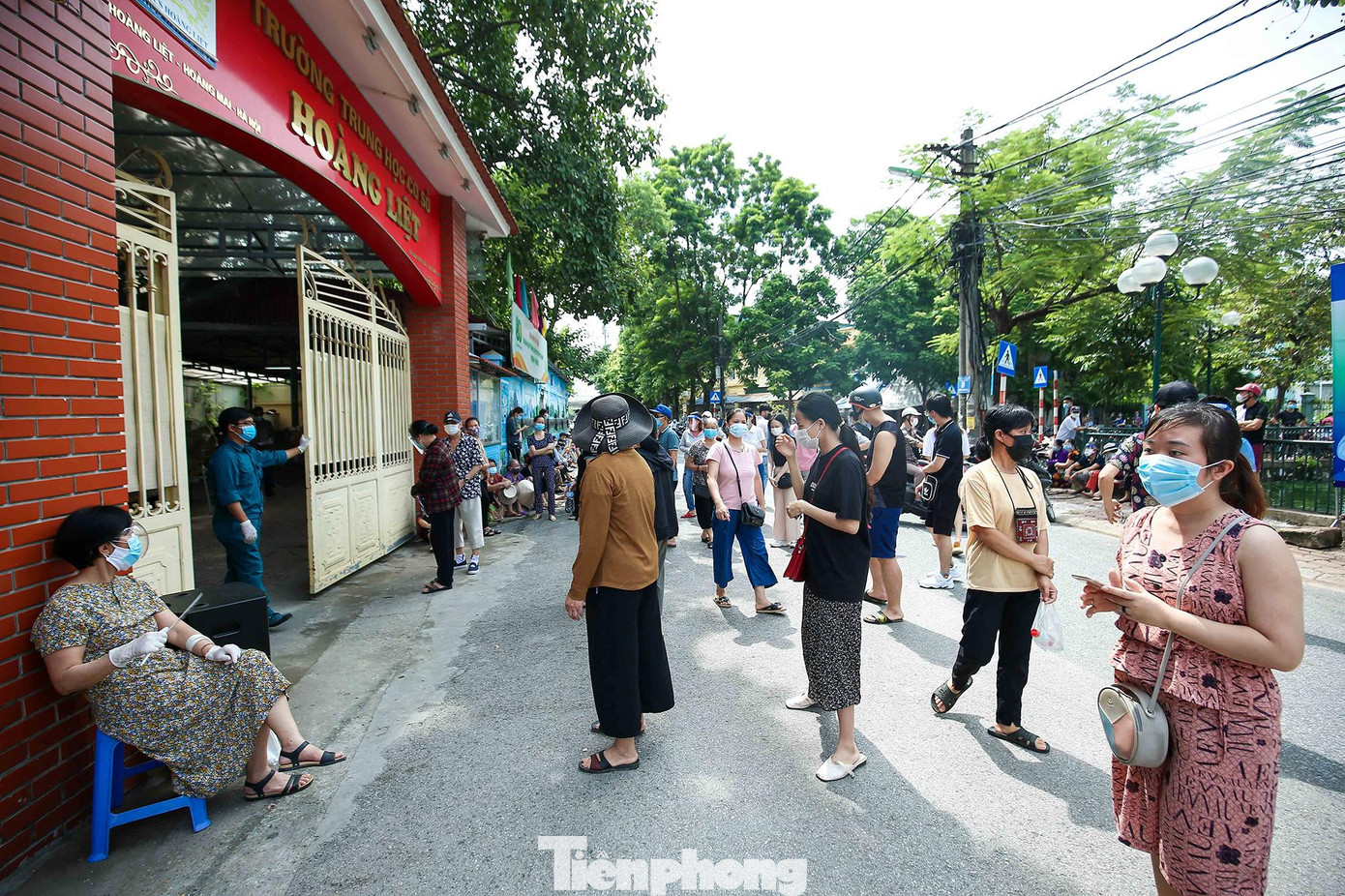 Ghi nhận của báo Tiền Phong tại điểm tiêm trường THPT Hoàng Liệt, phường Hoàng Liệt (quận Hoàng Mai) hôm nay, có khá đông người dân tới tiêm vắc-xin phòng COVID-19.