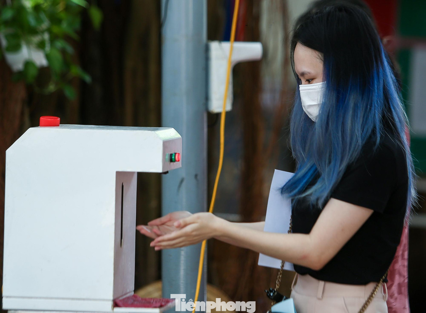 Người dân đến tiêm vắc-xin phòng COVID-19 đều được hướng dẫn đo thân nhiệt tự động và rửa tay sát khuẩn, khai báo y tế.