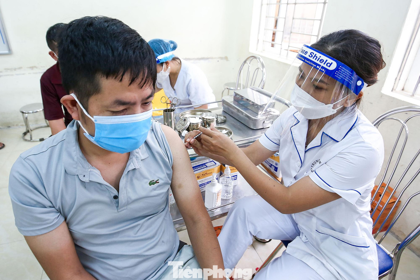 Sáng (10/9), Bộ trưởng Y tế Nguyễn Thanh Long và Chủ tịch UBND TP Hà Nội Chu Ngọc Anh đã đi kiểm tra việc tiêm vaccine phòng COVID-19 và xét nghiệm tại một số cơ sở trên địa bàn thủ đô. Lãnh đạo Bộ Y tế cho hay Bộ có kế hoạch cung ứng vắc xin để đến 15/9 thành phố Hà Nội hoàn thành mục tiêu tiêm mũi 1 cho toàn bộ người dân từ 18 tuổi trở lên.