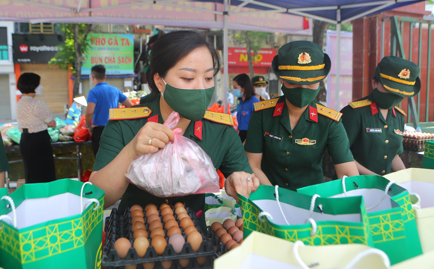 Năm bắt được điều đó, Cục Chính trị đã chủ động tiến hành thu mua tại các vùng đang gặp khó khăn trong việc tiêu thụ như Đông Anh, Sơn Tây lập 'Gian hàng 0 đồng' hỗ trợ cho người dân.