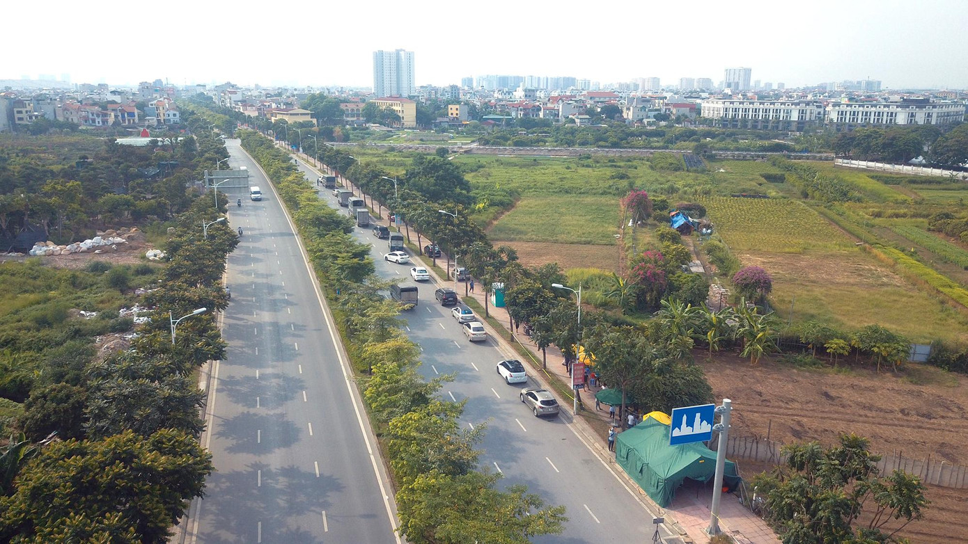 Thời điểm 16h, hàng dài các xe nối đuôi nhau đỗ tại chốt số 8 để đo thân nhiệt, khai báo y tế. Thời điểm 16h, hàng dài các xe nối đuôi nhau đỗ tại chốt số 8 để đo thân nhiệt, khai báo y tế.