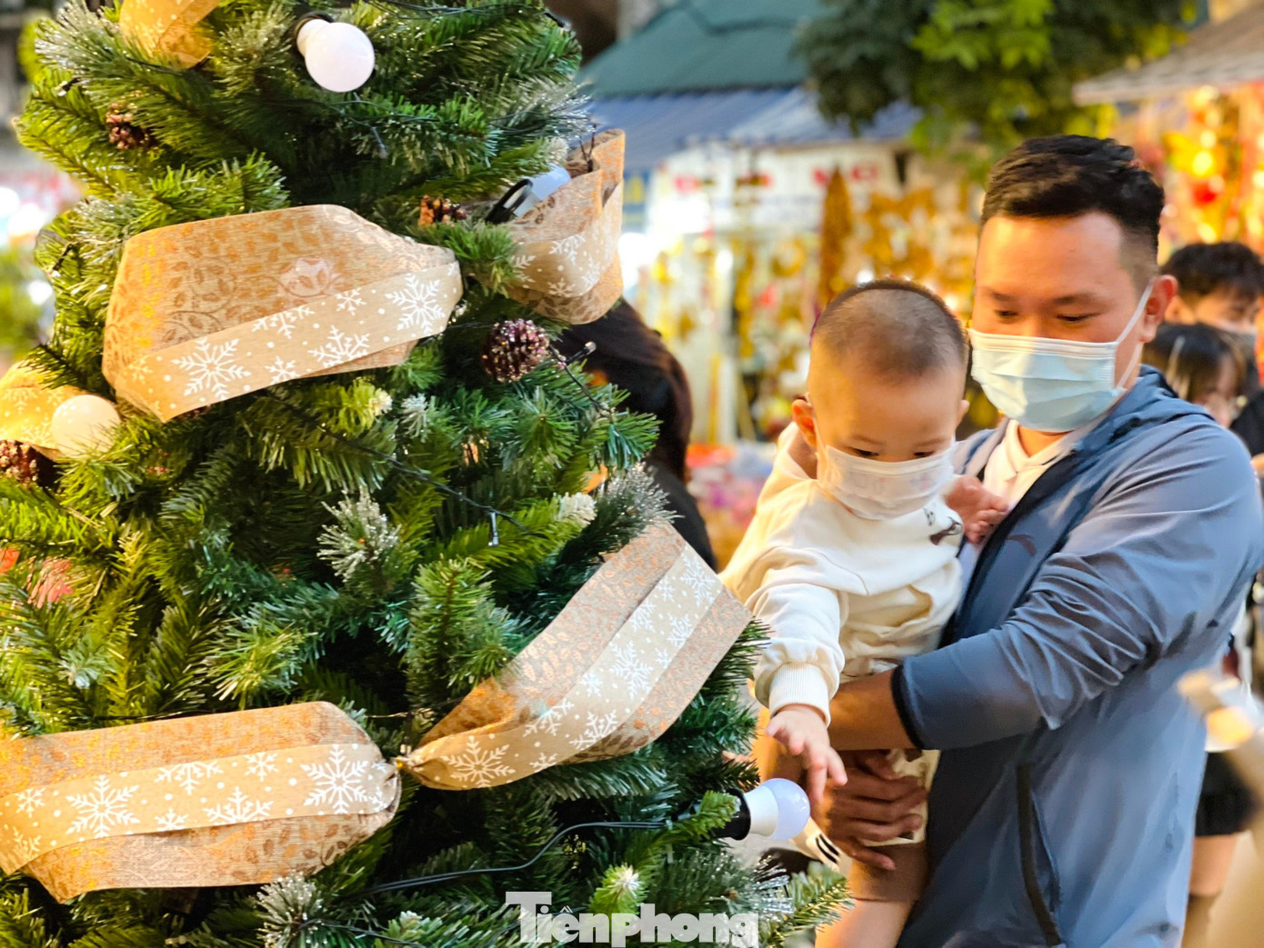 Các em nhỏ thích thú khi được bố mẹ đưa đi dạo chơi, mua sắm đón không khí Noel sớm.