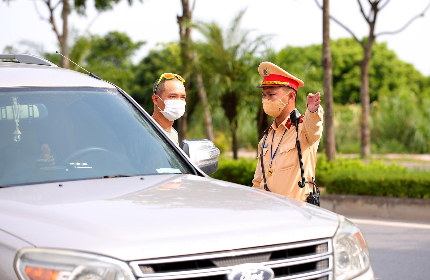 Đối với các phương tiện vận tải hành khách công cộng đường bộ từ 14 tỉnh, thành phố có dịch gồm: TP Hồ Chí Minh, Bình Dương, Đồng Nai, Khánh Hòa, Phú Yên, Đắc Lắk, Quảng Ngãi, Quảng Nam, Đà Nẵng, Thừa Thiên-Huế, Hà Tĩnh, Nghệ An, Thanh Hóa, Hà Nam được yêu cầu quay đầu, không tiếp tục di chuyển vào Hà Nội. Đối với các phương tiện vận tải hành khách công cộng đường bộ từ 14 tỉnh, thành phố có dịch gồm: TP Hồ Chí Minh, Bình Dương, Đồng Nai, Khánh Hòa, Phú Yên, Đắc Lắk, Quảng Ngãi, Quảng Nam, Đà Nẵng, Thừa Thiên-Huế, Hà Tĩnh, Nghệ An, Thanh Hóa, Hà Nam được yêu cầu quay đầu, không tiếp tục di chuyển vào Hà Nội.