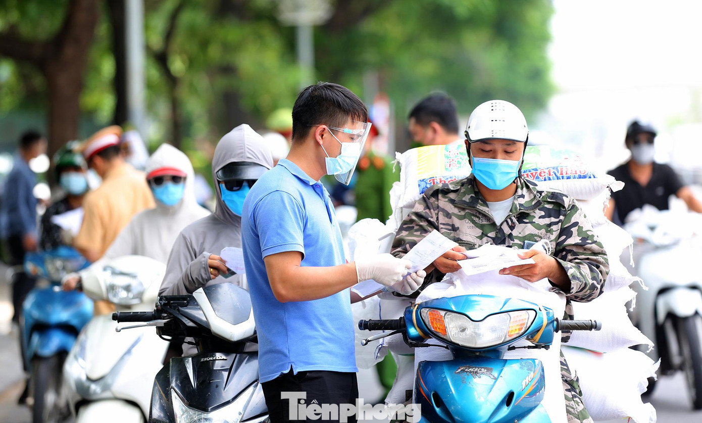 Các tổ công tác tăng cường kiểm tra không để người không có lý do chính đáng ra khỏi nhà, tham gia giao thông, vi phạm quy định về giãn cách xã hội.