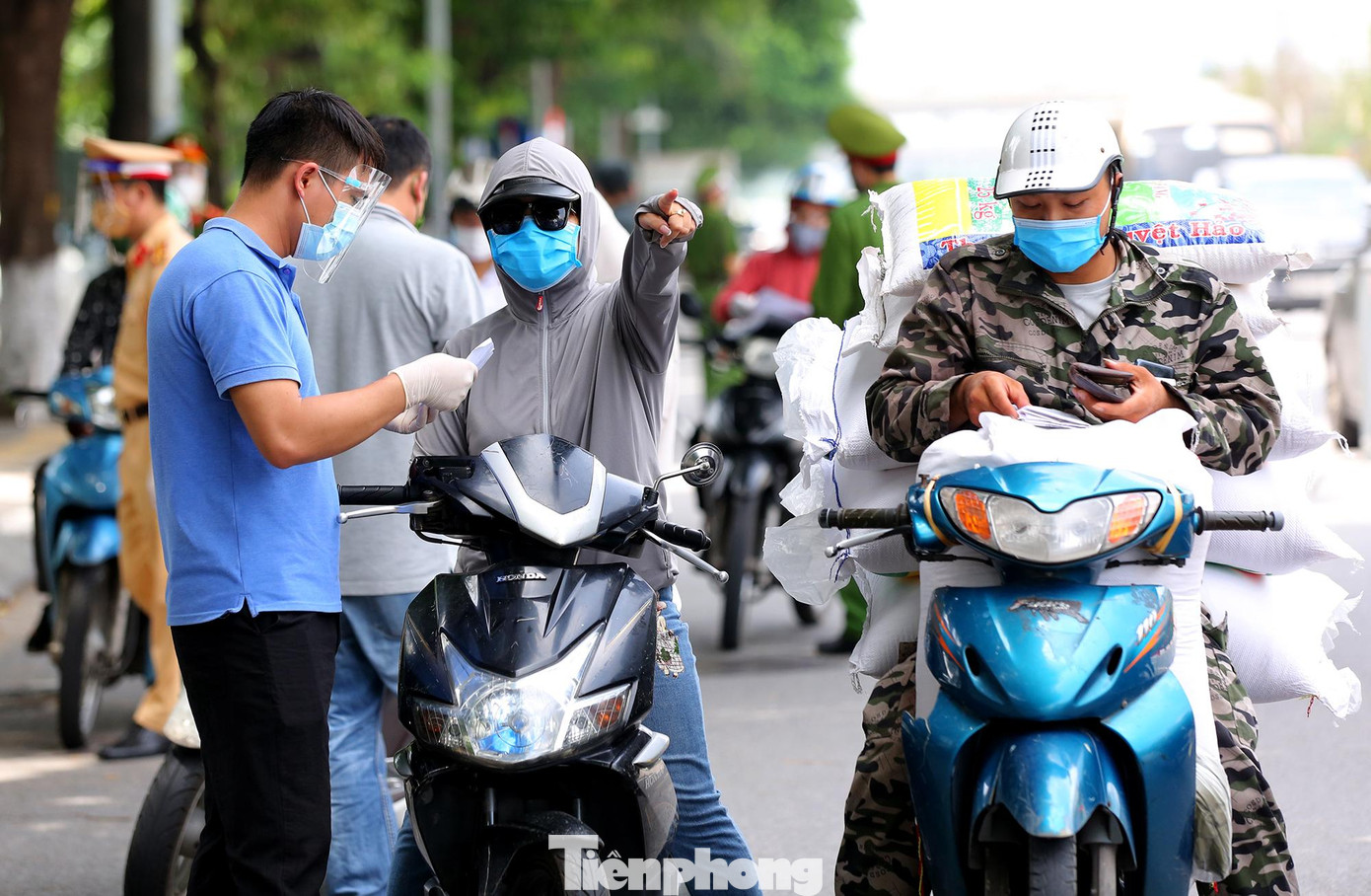 Trên cơ sở phát huy hiệu quả 6 tổ công tác tuần tra, kiểm soát cơ động, Công an thành phố Hà Nội đã quyết định triển khai thêm 6 tổ công tác cơ động nhằm tăng cường việc kiểm tra và xử lý nghiêm, triệt để các hành vi vi phạm các quy định về giãn cách xã hội.