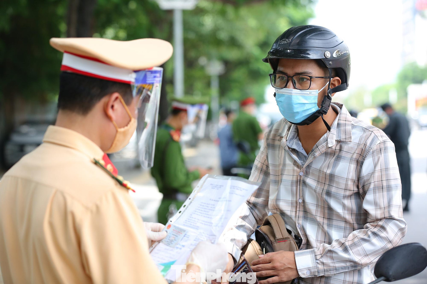 Theo tổ trường tổ công tác đặc biệt số 6, đại uý Từ Quang Bách: "Sau nhiều ngày kiểm tra, người dân ra đường đã ít hơn, tuy nhiên vẫn còn nhiều trường hợp ra ngoài không có giấy đi đường, giấy đi đường không hợp lệ, sử dụng sai mục đích, chúng tôi đã kiên quyết nhắc nhở và xử lý nghiêm".