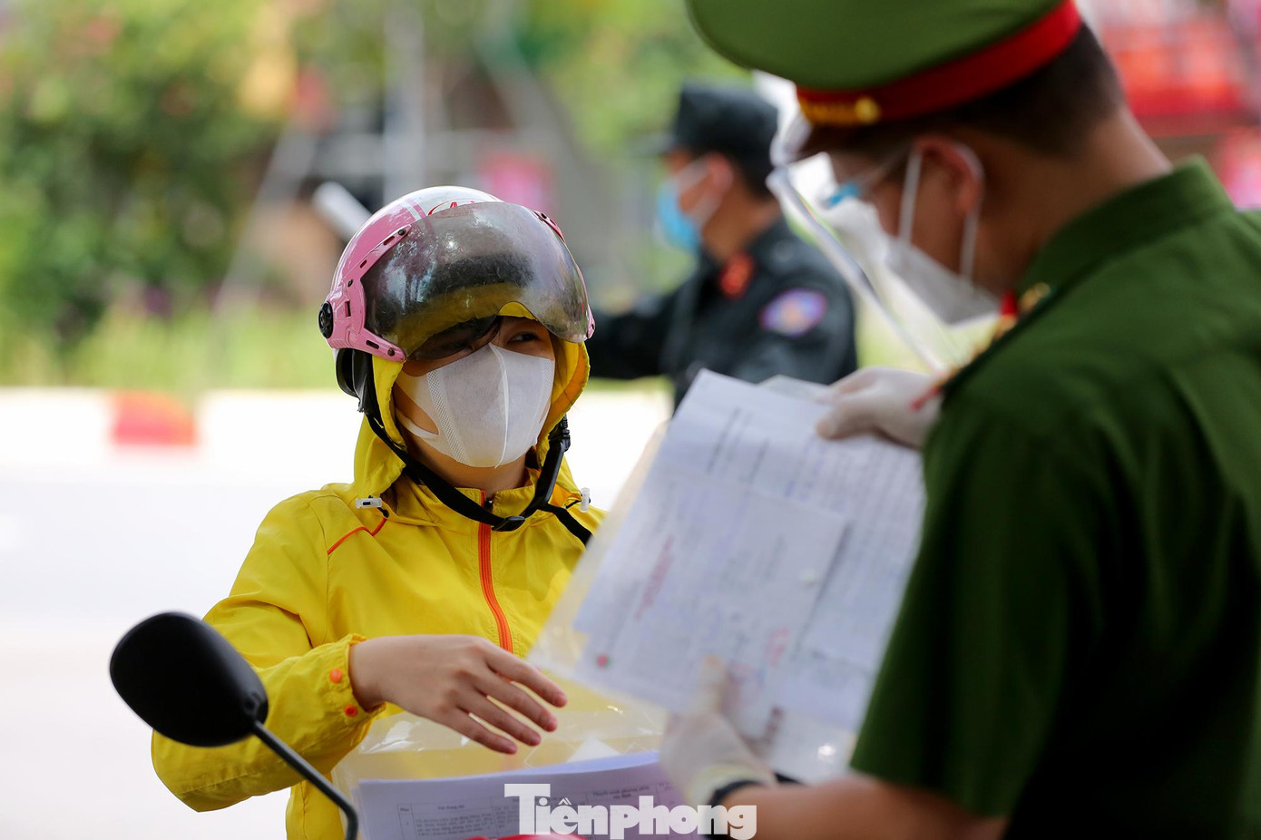 Căn cứ vào tình hình từng địa bàn, các tổ công tác sẽ tính toán thời gian, tuyến đường cắm chốt để kiểm tra, kiểm soát người và phương tiện đi lại trên đường.