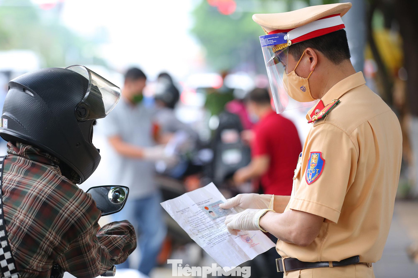 Cũng trong sáng nay, tổ công tác đã xử lý nhiều trường hợp vi phạm sử dụng giấy đi đường không đúng mục đích.