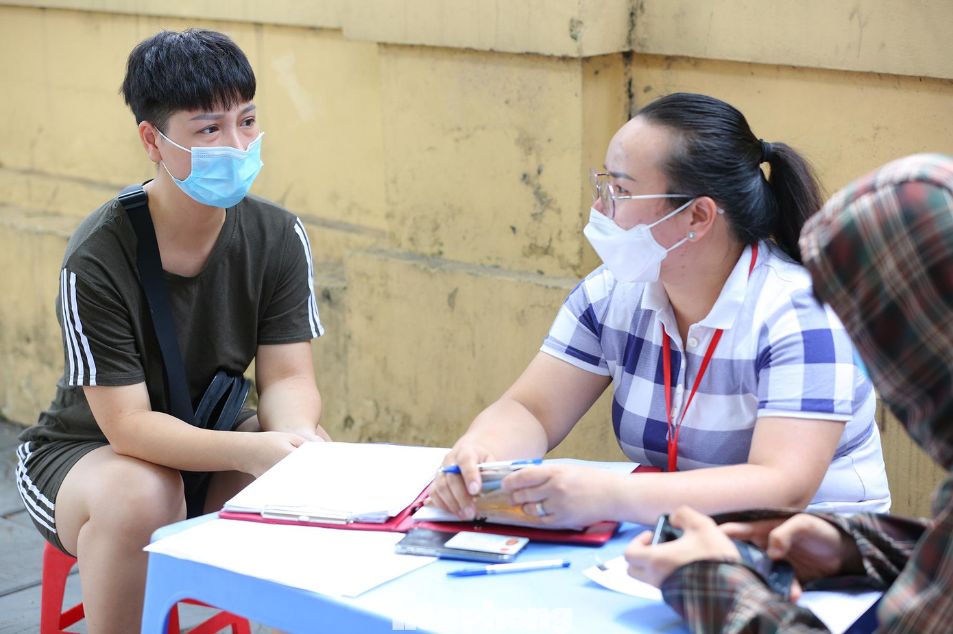 Một trường hợp vi phạm quy định khi có địa chỉ tại quận Đống Đa nhưng lại di chuyển sang quận Cầu Giấy với lý do mua sữa, lực lượng chức năng đã kiên quyết nhắc nhở và xử lý vi phạm.