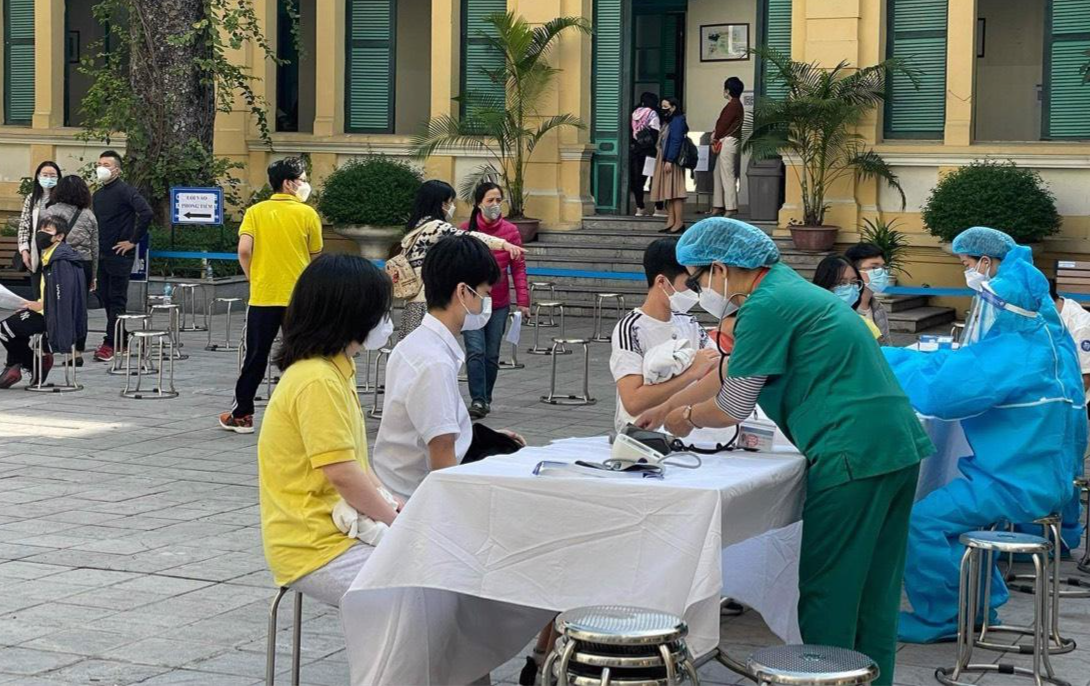 Tại Trường THCS Trưng Vương, quận Hoàn Kiếm sáng nay cũng triển khai tiêm vắc xin cho học sinh.