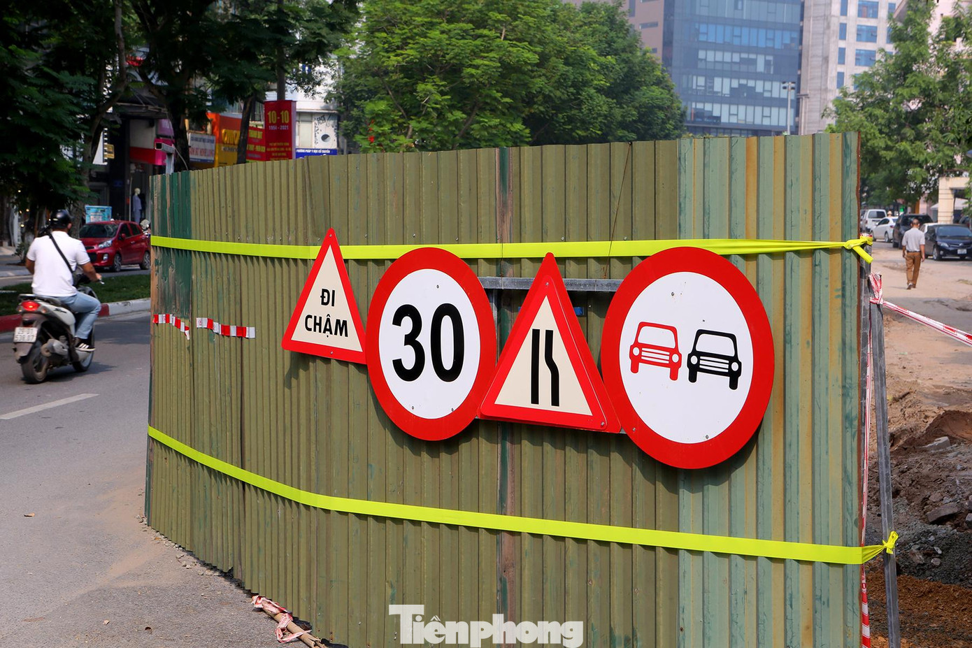 Từ ngày 6/10, đơn vị thi công đã lắp đặt biển báo chỉ dẫn, hướng dẫn phân luồng từ xa cho các phương tiện tại vòng xuyến Chùa Hà - Nguyễn Khánh Toàn - Trần Đăng Ninh, tại các vị trí quay đầu ở dải phân cách giữa trên đường Trần Đăng Ninh và tại vị trí rào chắn để đảm bảo an toàn giao thông.