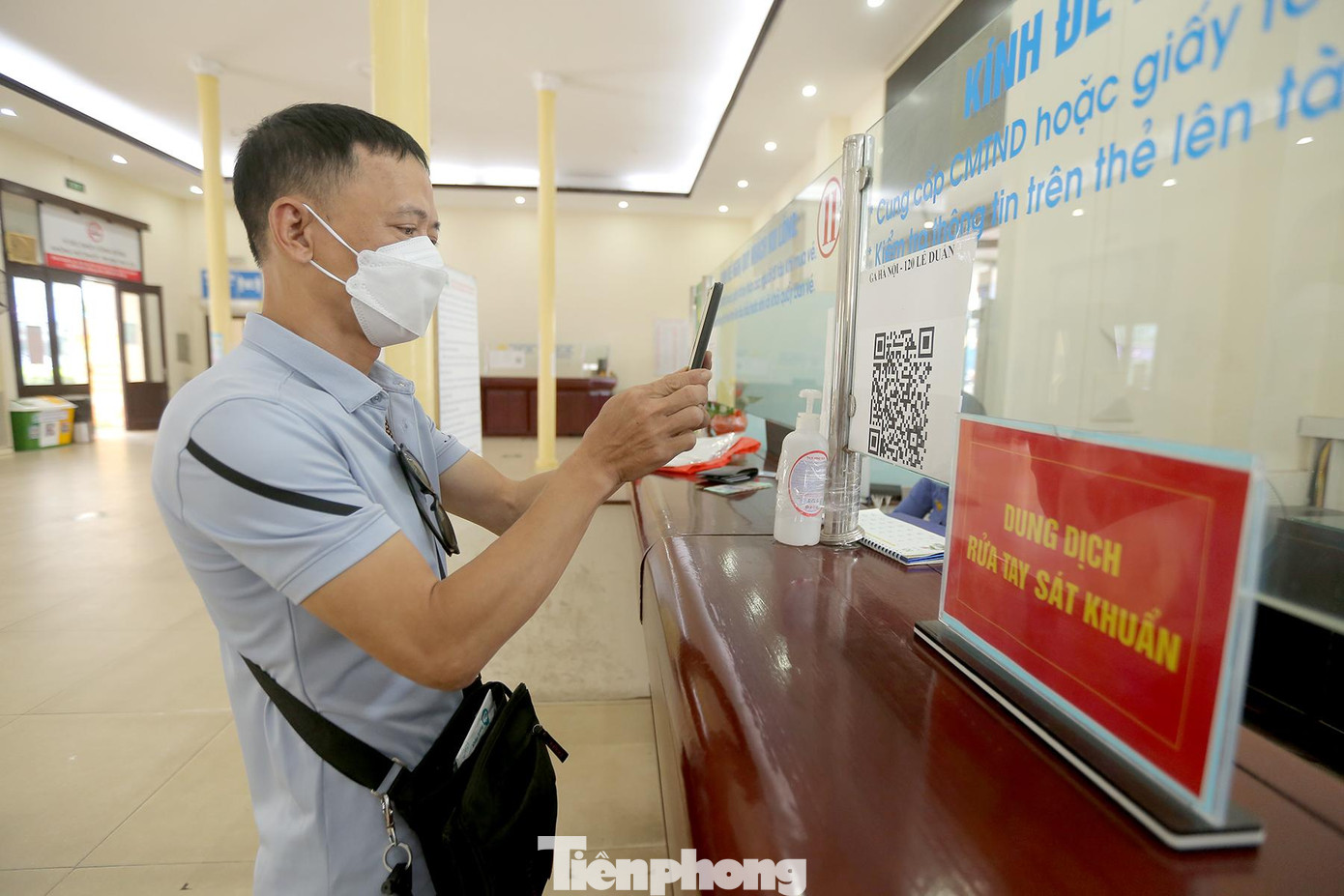 Tại quầy mua vé, khách hàng bắt buộc phải thực hiện khai báo y tế online thông qua quét mã QR, sát khuẩn và thực hiện nghiêm 5K.