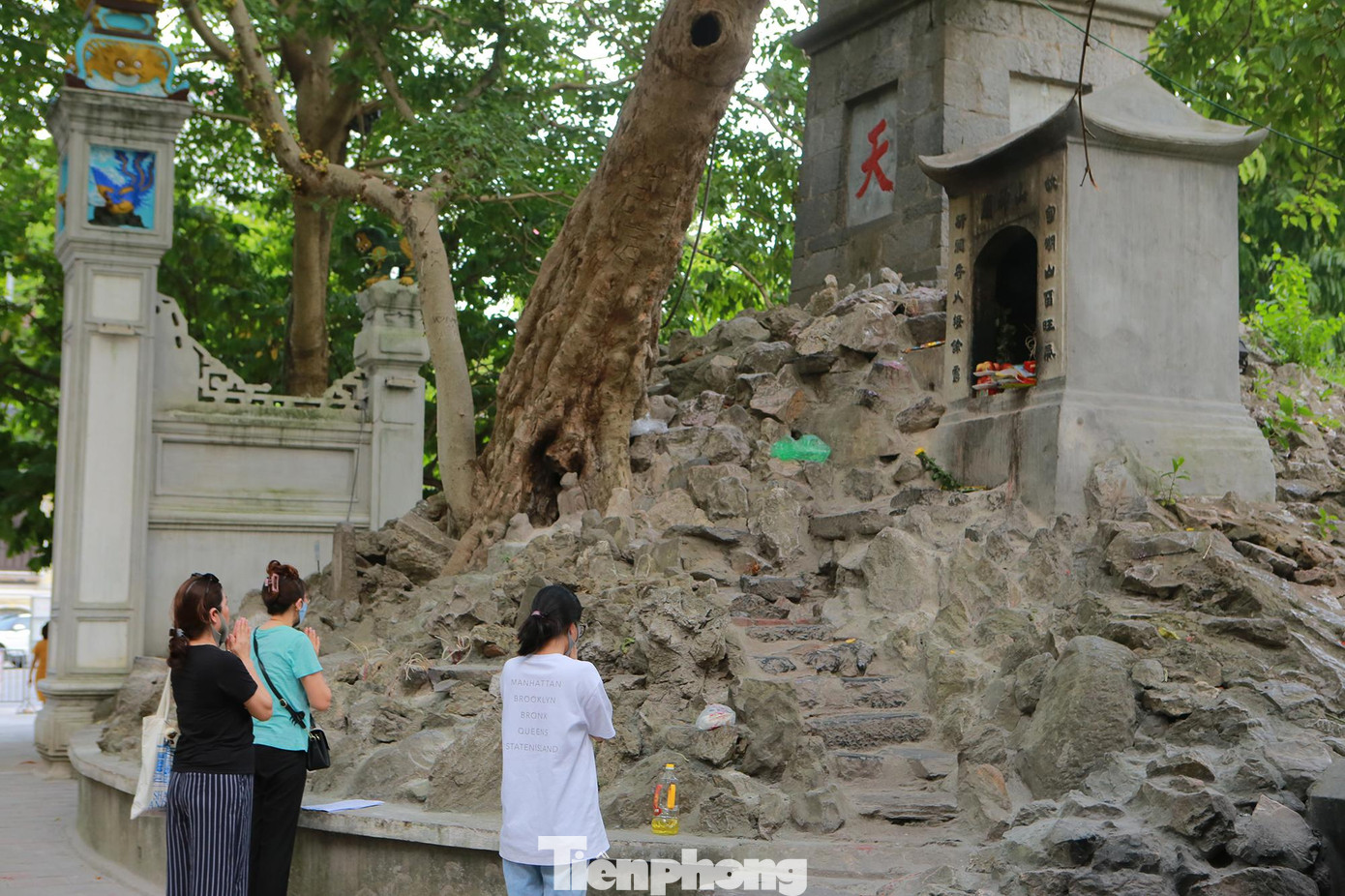 Nhiều người mang đủ hoa quả, hương, dụng cụ học tập... đến hành lễ tại đền Ngọc Sơn.