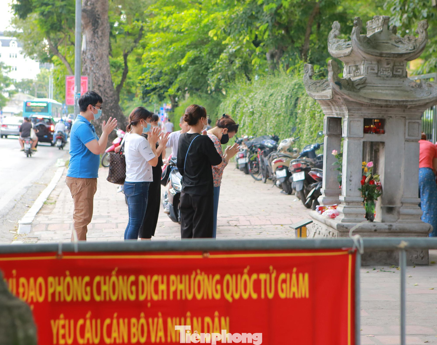 Nhiều gia đình đã tháp tùng con em mình đến đây để cầu may mắn.