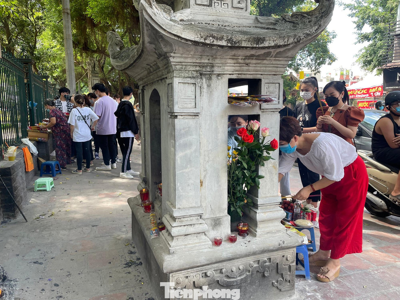 Người dân tranh thủ hóa vàng ngay tại hàng rào Văn Miếu - Quốc Tử Giám sau khi hành lễ.