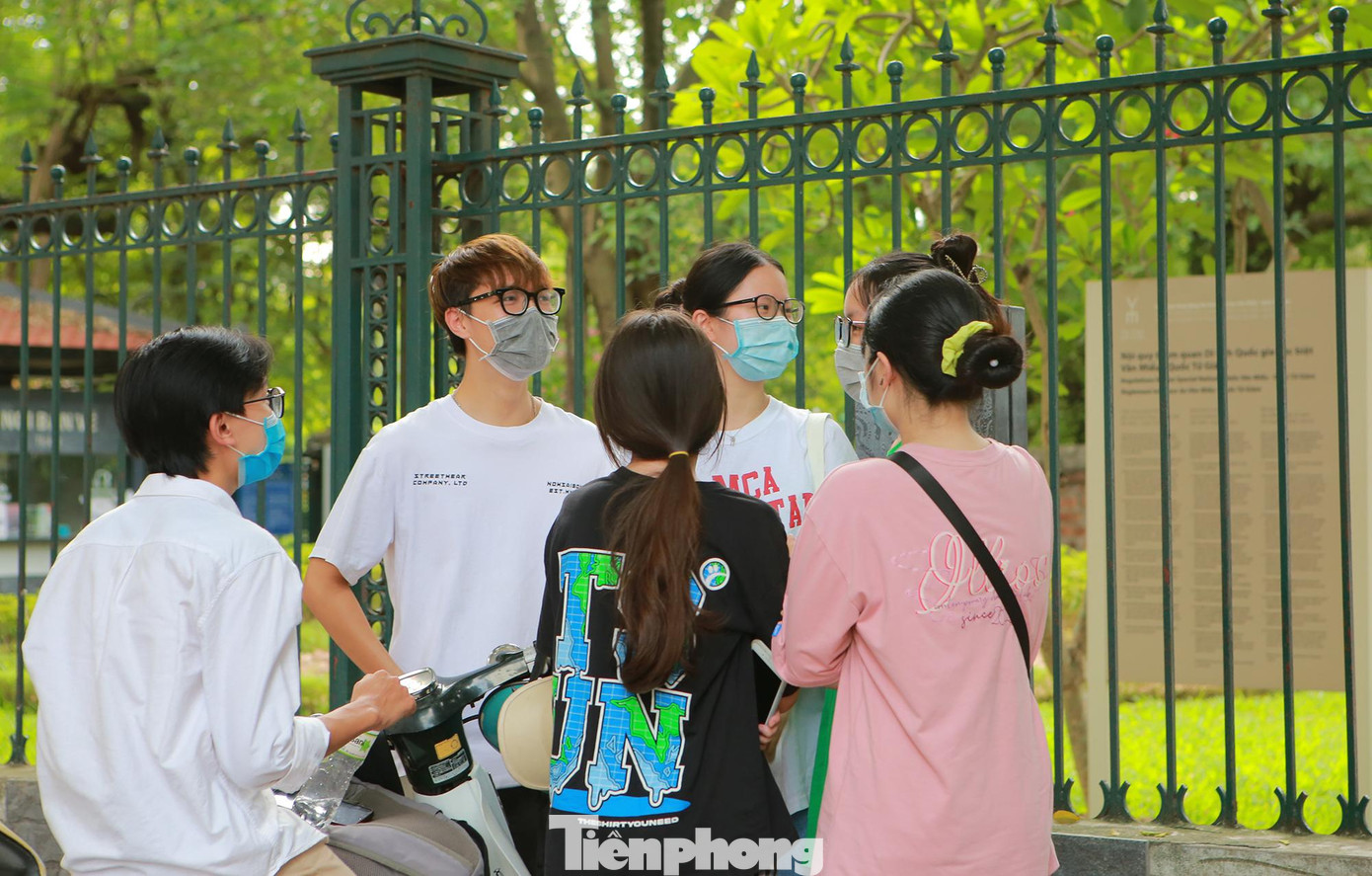 Nhóm bạn đến từ trường Lê Quý Đôn chia sẻ: "Chúng em đi lễ đủ cả 2 điểm Văn Miếu và đền Ngọc Sơn với mong muốn sẽ đạt được điểm cao và hoàn thành nguyện vọng trong đợt thi quan trọng này".