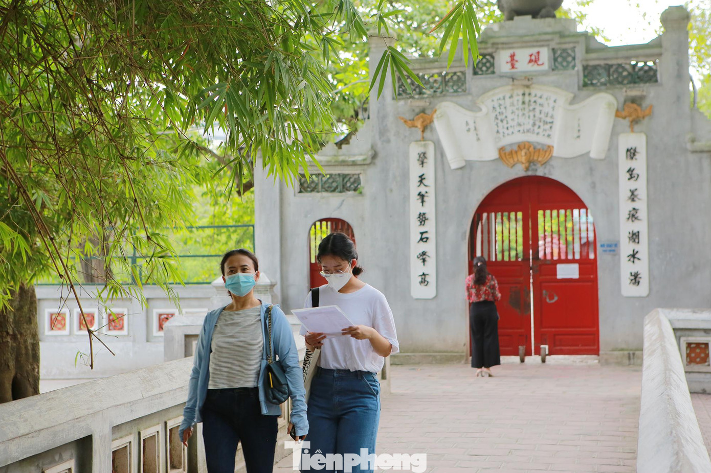 Tại đền Ngọc Sơn, nhiều phụ huynh học sinh đưa con đến cầu may.