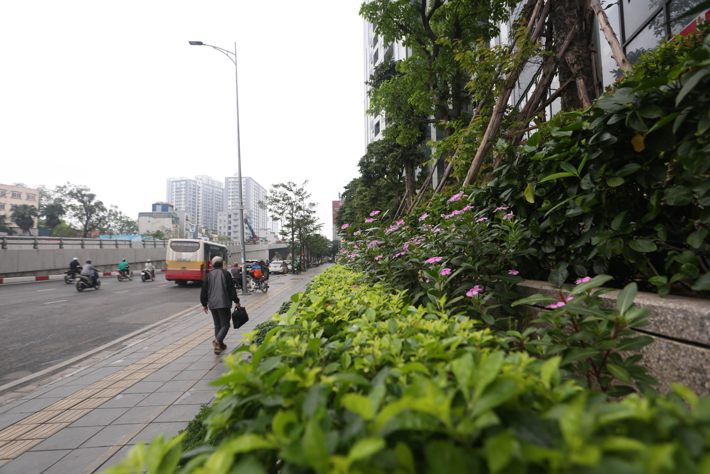 Phần dưới thấp, đoạn từ Cầu Vĩnh Tuy đến cầu Mai Động đã hoàn thành các hạng mục vỉa hè cây xanh và đưa vào sử dụng.