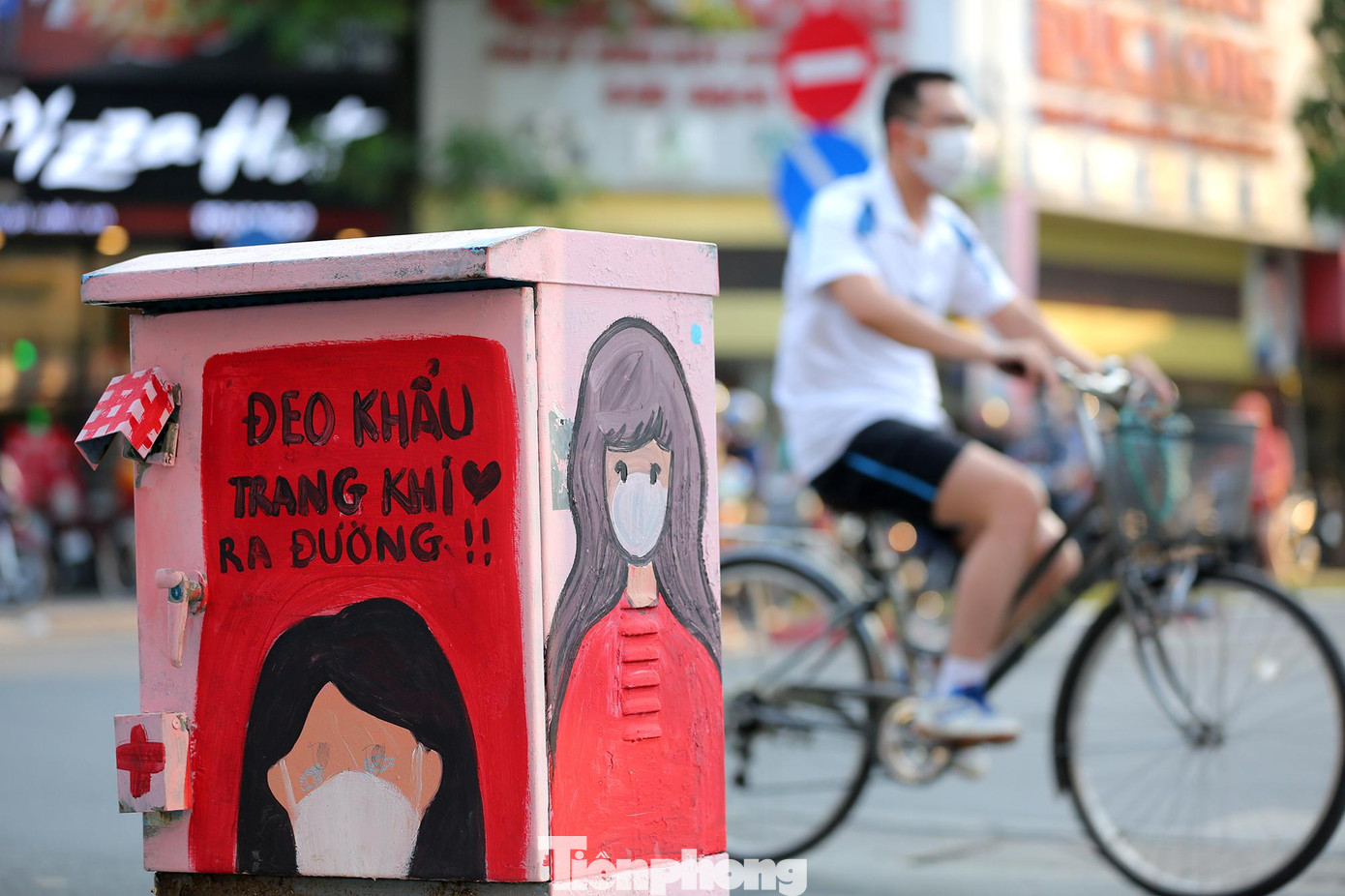 Những hình ảnh mang thông điệp nhắc nhở người dân khi ra ngoài đường đều phải đeo khẩu trang để ngăn ngừa dịch bệnh COVID-19 đang diễn biến ngày càng phức tạp.