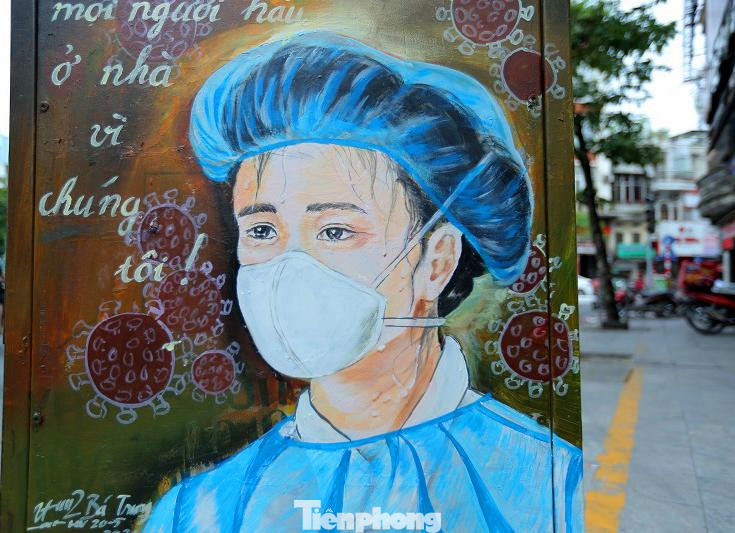 Đến hình ảnh xúc động, những lời cảm ơn được gửi gắm đến đội ngũ bác sĩ nơi tuyến đầu phòng dịch được khắc hoạ một cách tỉ mỉ, rõ nét.