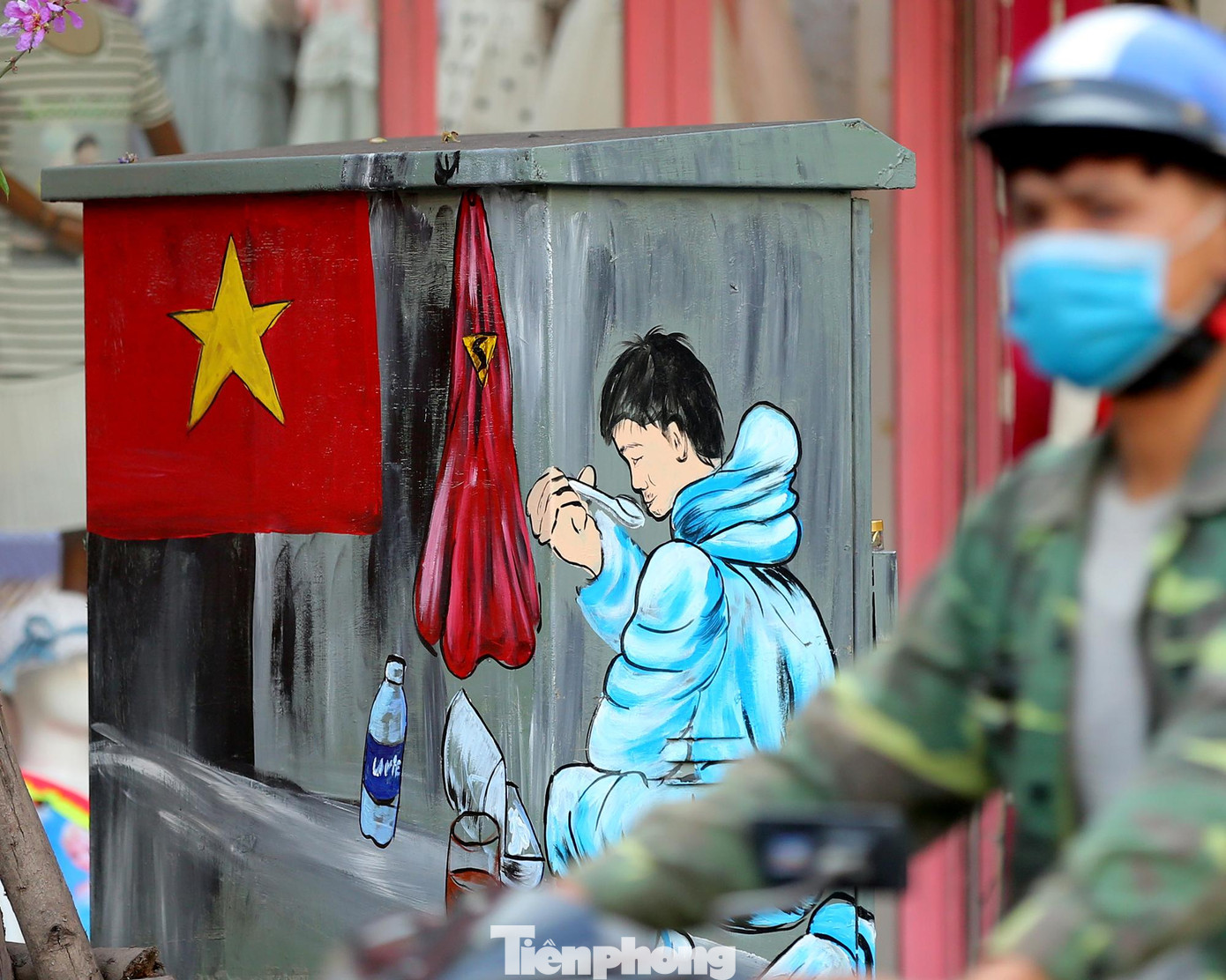 Những hình ảnh xúc động được vẽ sinh động trên các bốt điện cũng chính là lời cảm ơn của hậu phương gửi gắm đến những chiến sĩ áo trắng đang ngày đêm chống dịch nơi tuyến đầu.