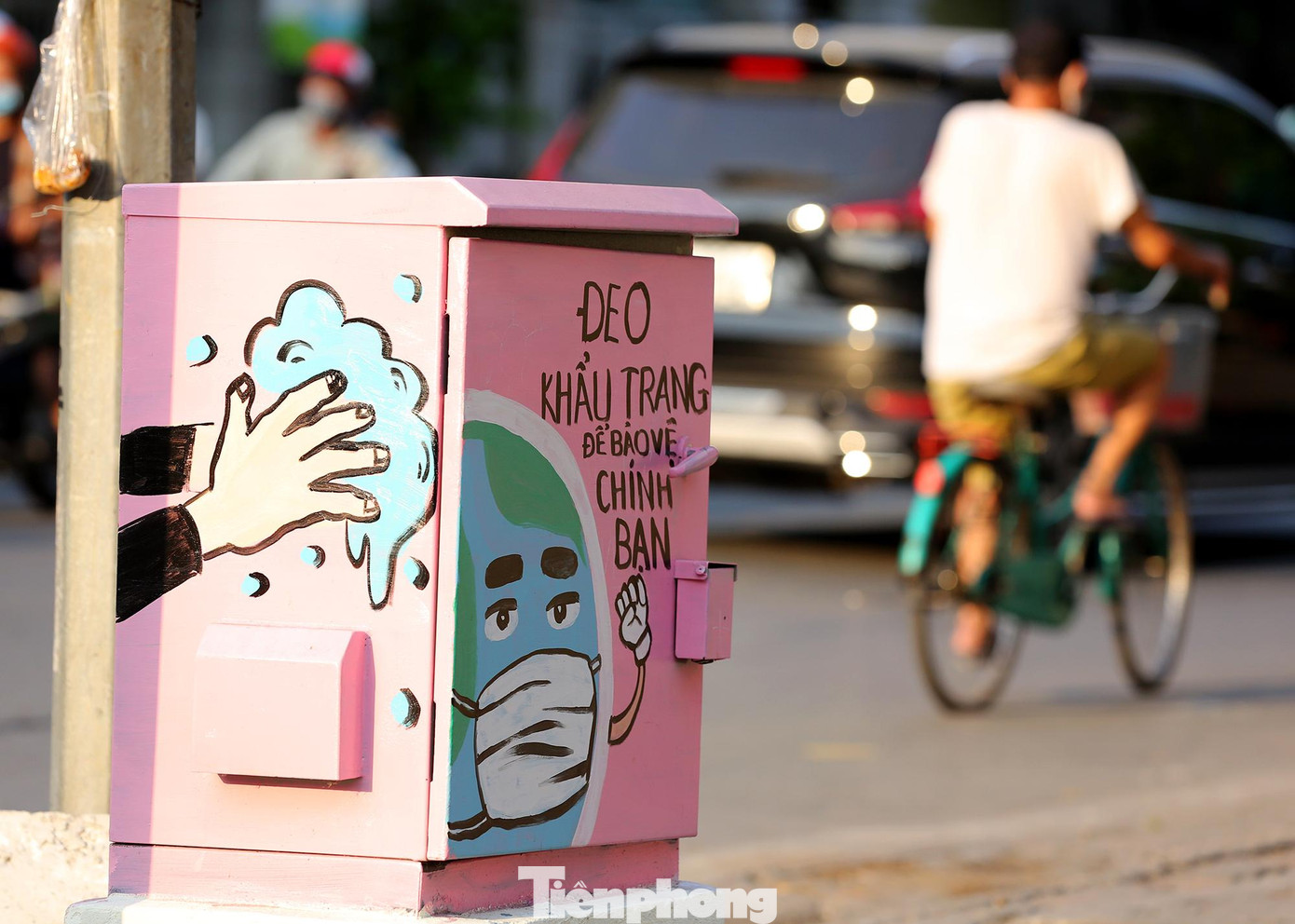 Từ những thông điệp khuyến cáo cho người dân qua bàn tay tài tình của các hoạ sỹ đã thể hiện đầy sinh động trên các bốt điện.