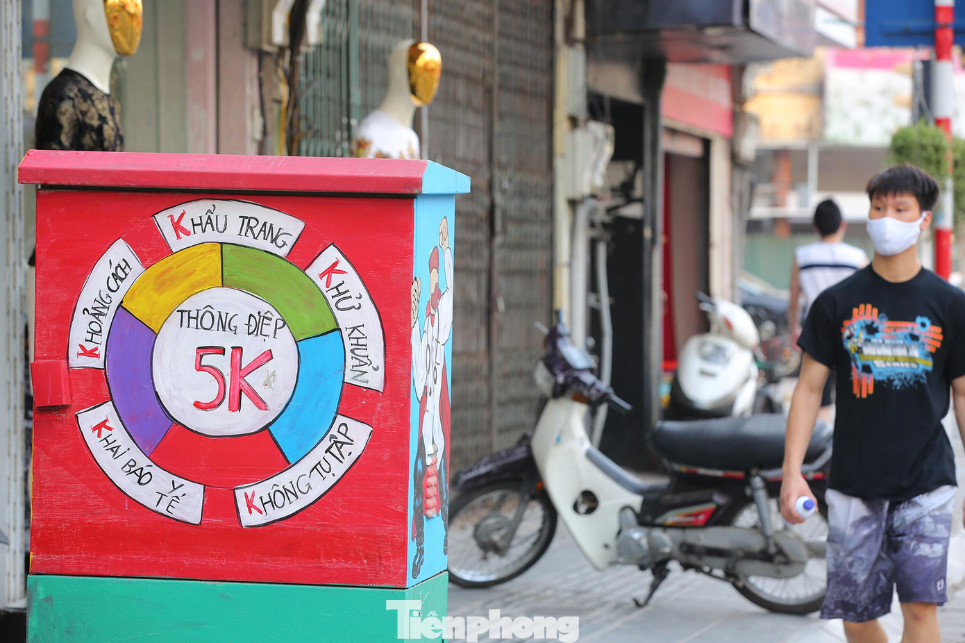 Thông điệp 5K của Bộ Y tế được vẽ bắt mắt trên bốt điện nhằm tuyên truyền đến người dân.