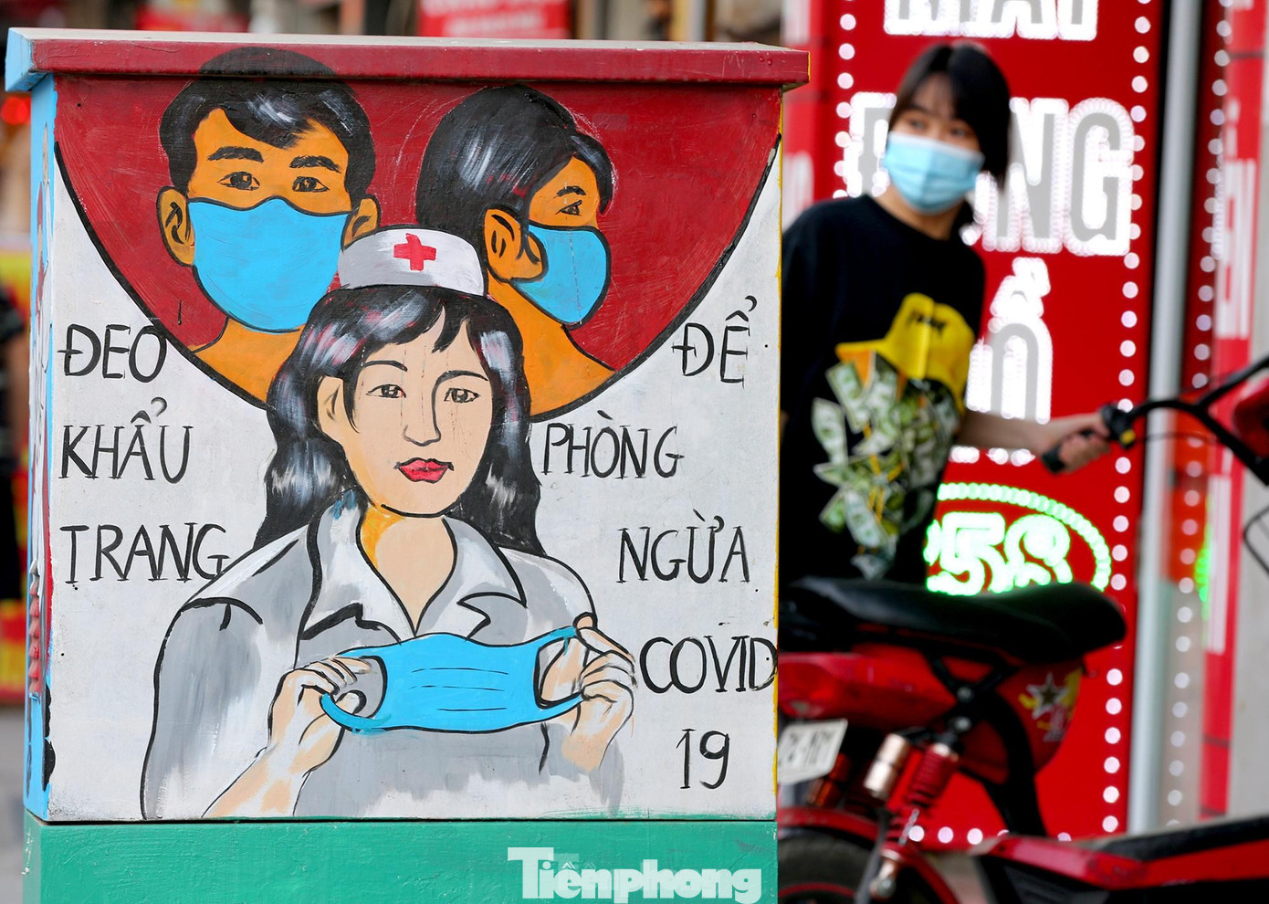 Để tuyên truyền cho người dân Thủ đô nâng cao về công tác phòng, chống dịch COVID-19, Hội Cựu chiến binh quận Hai Bà Trưng phối hợp với Đoàn thanh niên phường Bách Khoa (quận Hai Bà Trưng, Hà Nội) đã cùng nhau vẽ những tác phẩm tranh cổ động người dân đeo khẩu trang, rửa tay, giãn cách... trên nhiều bốt điện khu vực gần ngã tư phố Bạch Mai - Lê Thanh Nghị.