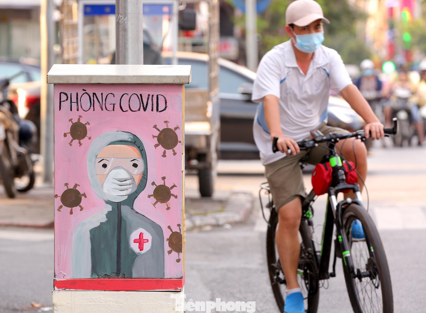 Theo ghi nhận của phóng viên báo Tiền Phong, những ngày gần đây tại tuyến phố Bạch Mai - Lê Thanh Nghị (quận Hai Bà Trưng, Hà Nội) các bốt điện được trang trí bằng những bức tranh sinh động, đầy màu sắc về hình ảnh cổ động phòng chống dịch COVID-19.