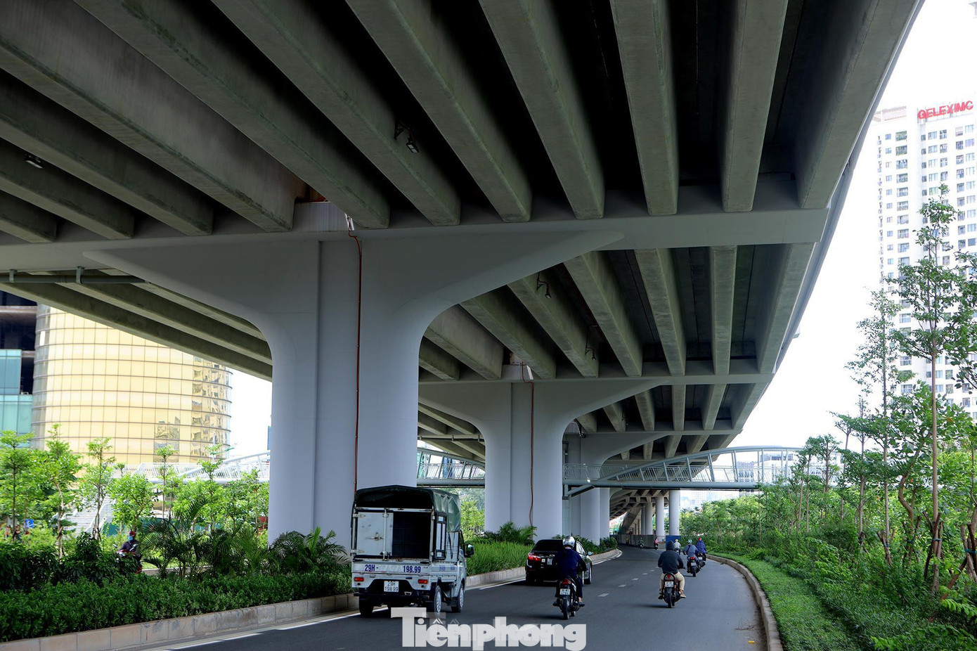 Giữa trưa ngày hè nóng bức oi ả, người dân tham gia giao thông suốt cả đoạn đường dài 5 km này có thể cảm nhận được sự dịu mát của cây cầu đem lại.