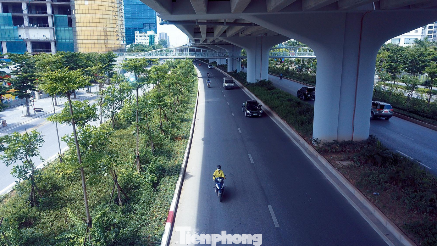 Hà Nội đang trải qua đợt nắng nóng đỉnh điểm mới, nhiệt độ thực tế ngoài trời lên đến gần 50 độ C, cả đoạn đường dài 5 km Phạm Văn Đồng tựa như một ốc đảo mát rượi khi được che chắn bởi đường trên cao chạy phía trên.