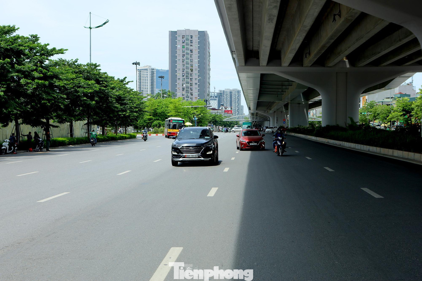 Tuyến đường trên cao Mai Dịch - Nam Thăng Long mới được thông xe chạy phía trên cao đã đưa con đường Phạm Văn Đồng trở thành một trong những tuyến giao thông đẹp nhất của thủ đô.