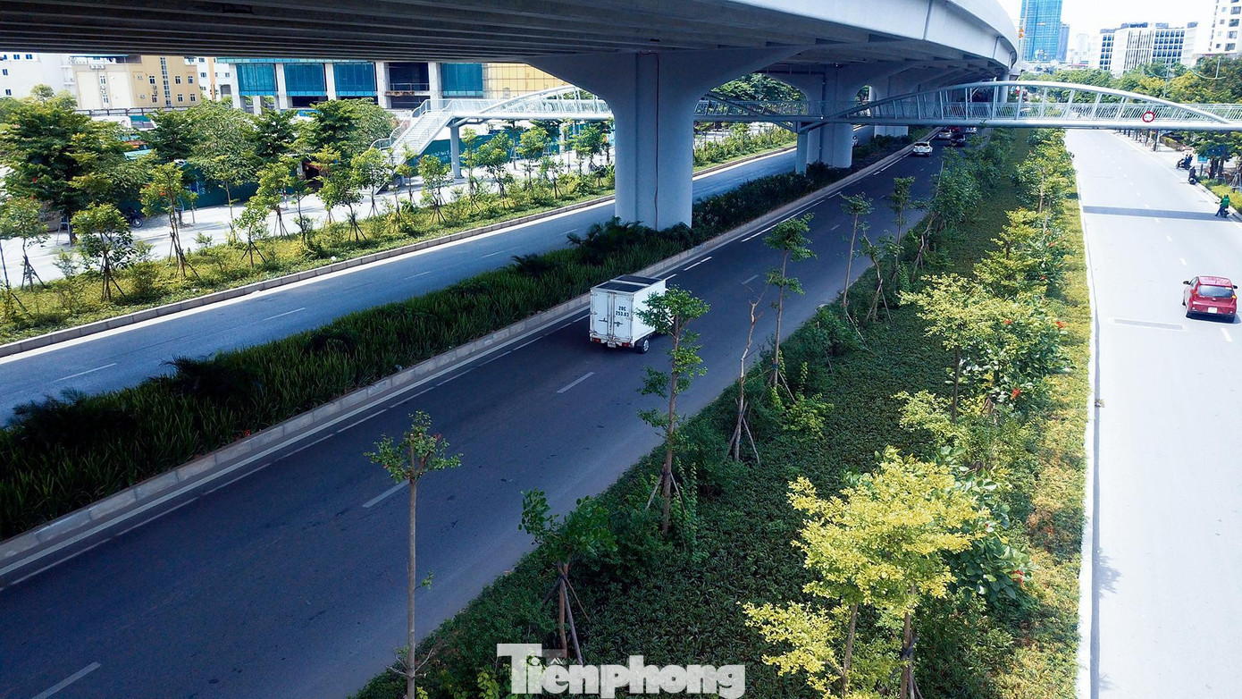 Một số đoạn đường người dân chi chuyển như cảm giác đang chui vào hầm mát, không cảm tháy cái nắng oi bức bên ngoài.