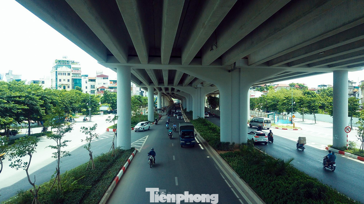 Lợi ích bóng mát bất ngờ từ cây cầu đem lại cho người dân tham gia giao thông trong những ngày nắng gắt.