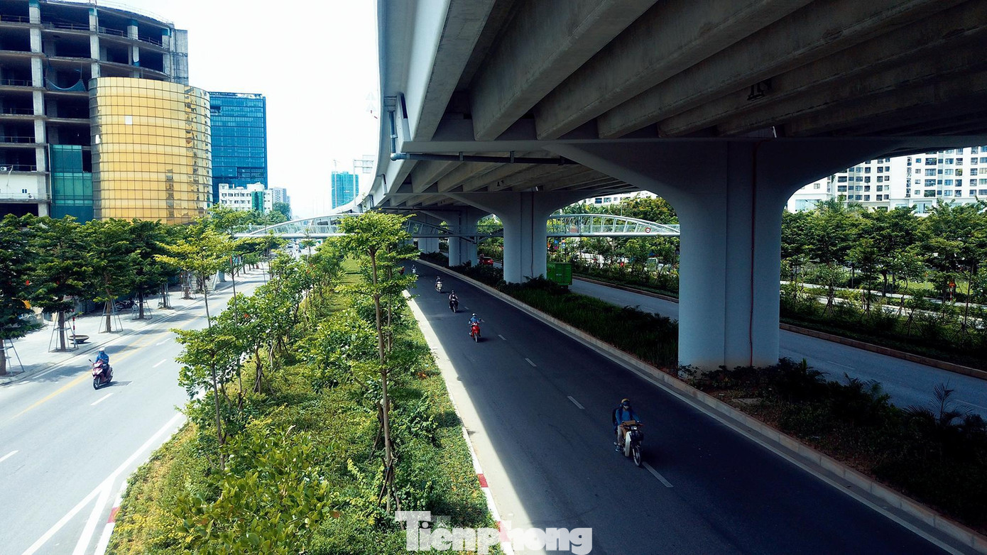 Đối lập với cái nắng chói chang bên ngoài, phía đường bên trong dưới bóng mát của cây cầu đem lại, người tham gia giao thông giữa trưa nắng sẽ cảm nhận được sự dễ chịu hơn rất nhiều.