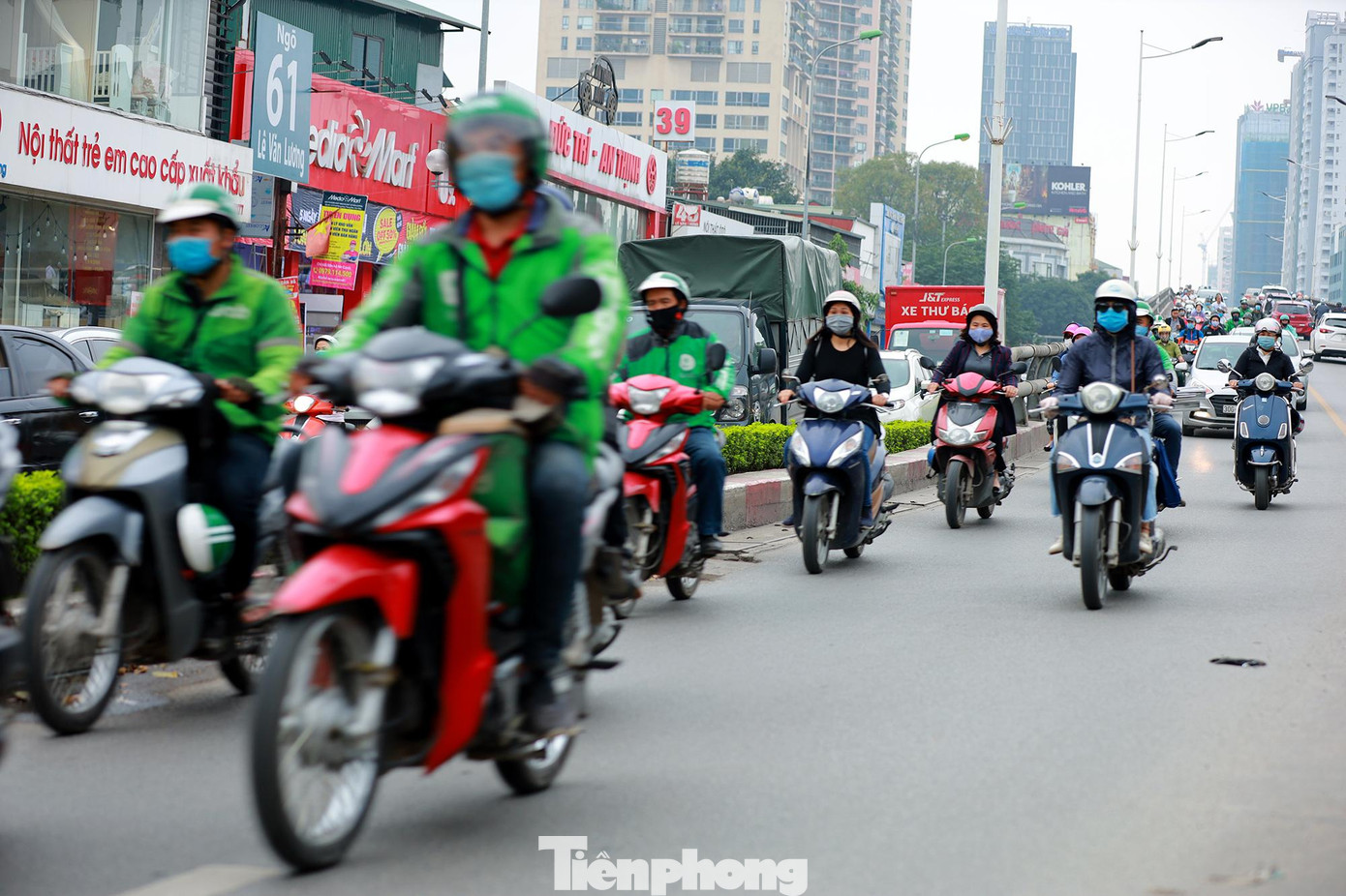 Theo đó, tất cả xe máy bị cấm đi lên hai cầu vượt vào các khung giờ 6h - 9h và 16h30 - 19h30 hàng ngày.