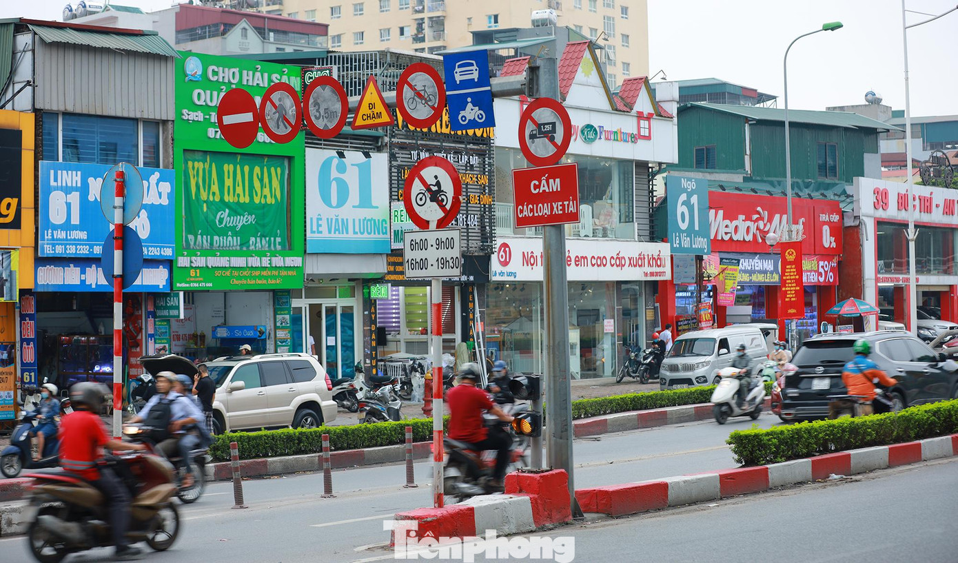 Người dân vẫn ngang nhiên vi phạm đi lên cầu trong giờ cao điểm, phớt lờ biển báo trên cầu vượt.